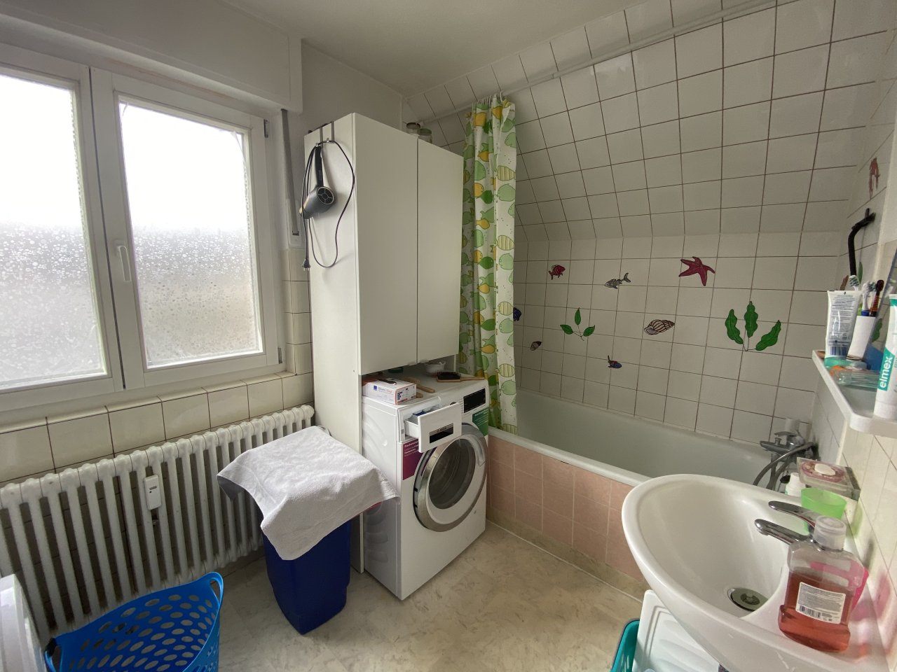 DG: Bad mit Wanne, Waschbecken, Fenster und Waschmaschinenanschluss