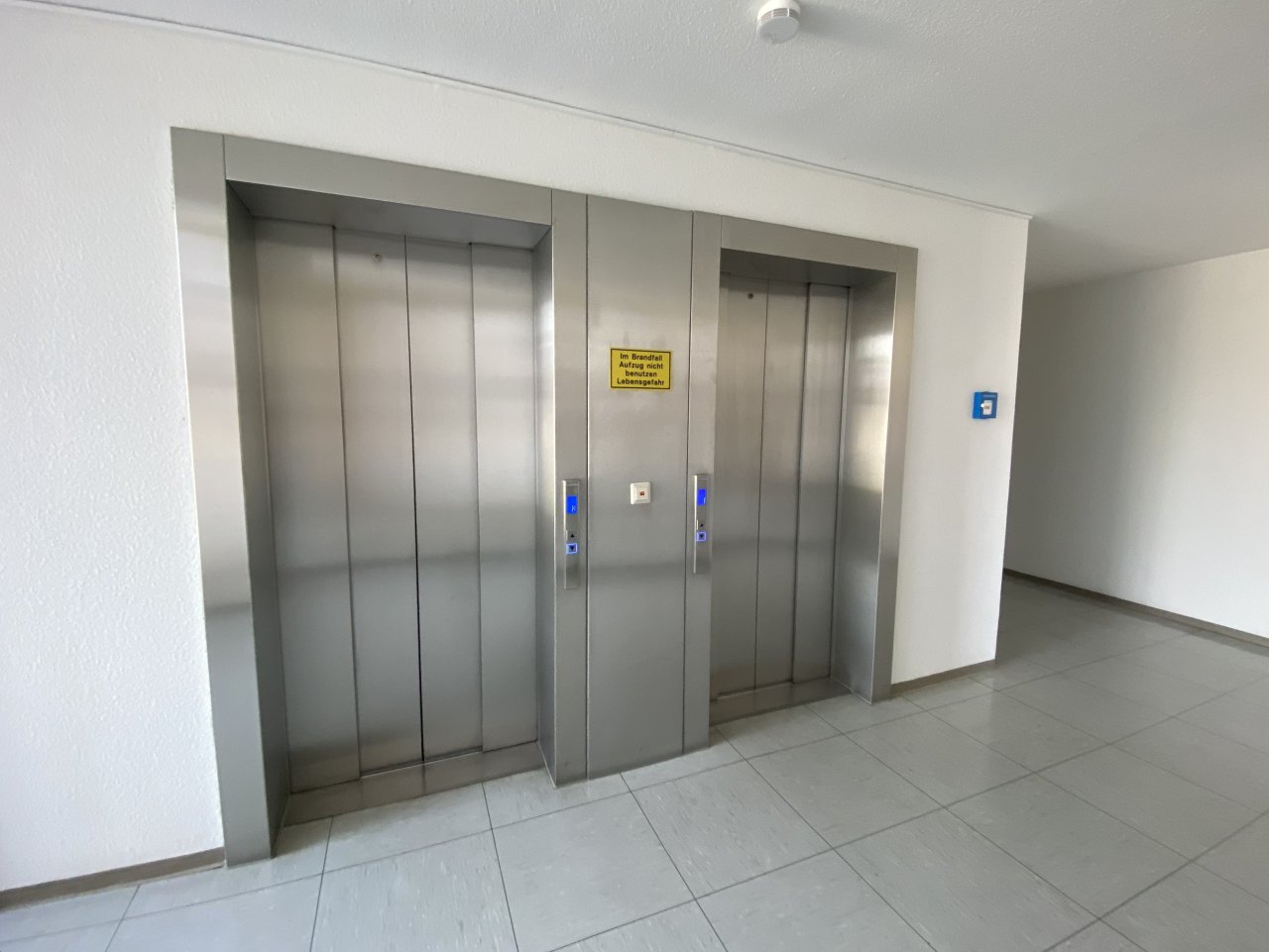 Es befinden sich 2 Aufzüge im Haus die 2018 modernisiert wurden
