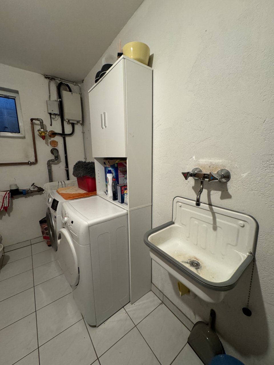 UG: Kellerraum mit Waschmaschinenanschluss