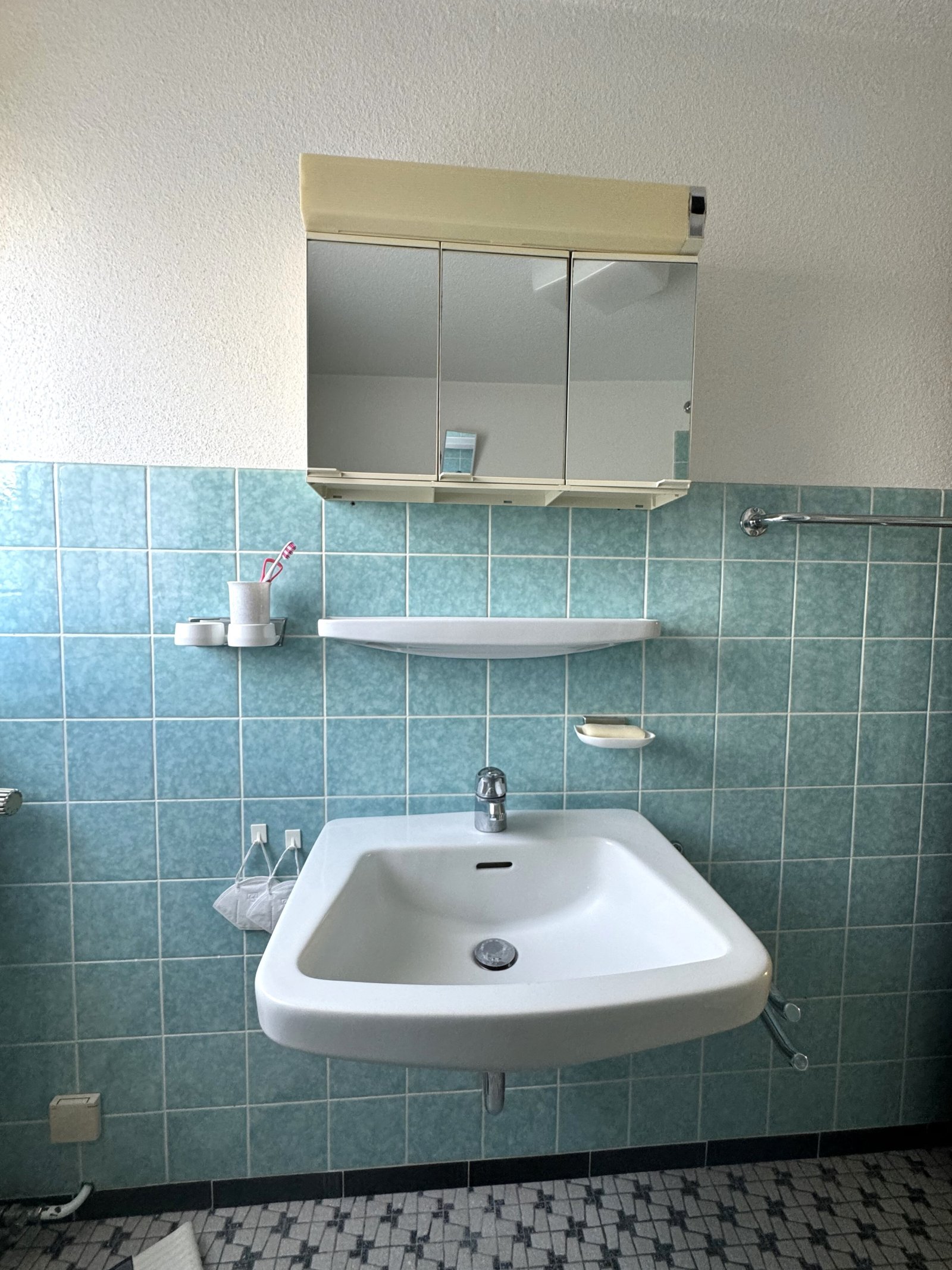 UG: Waschbecken mit Spiegelschrank