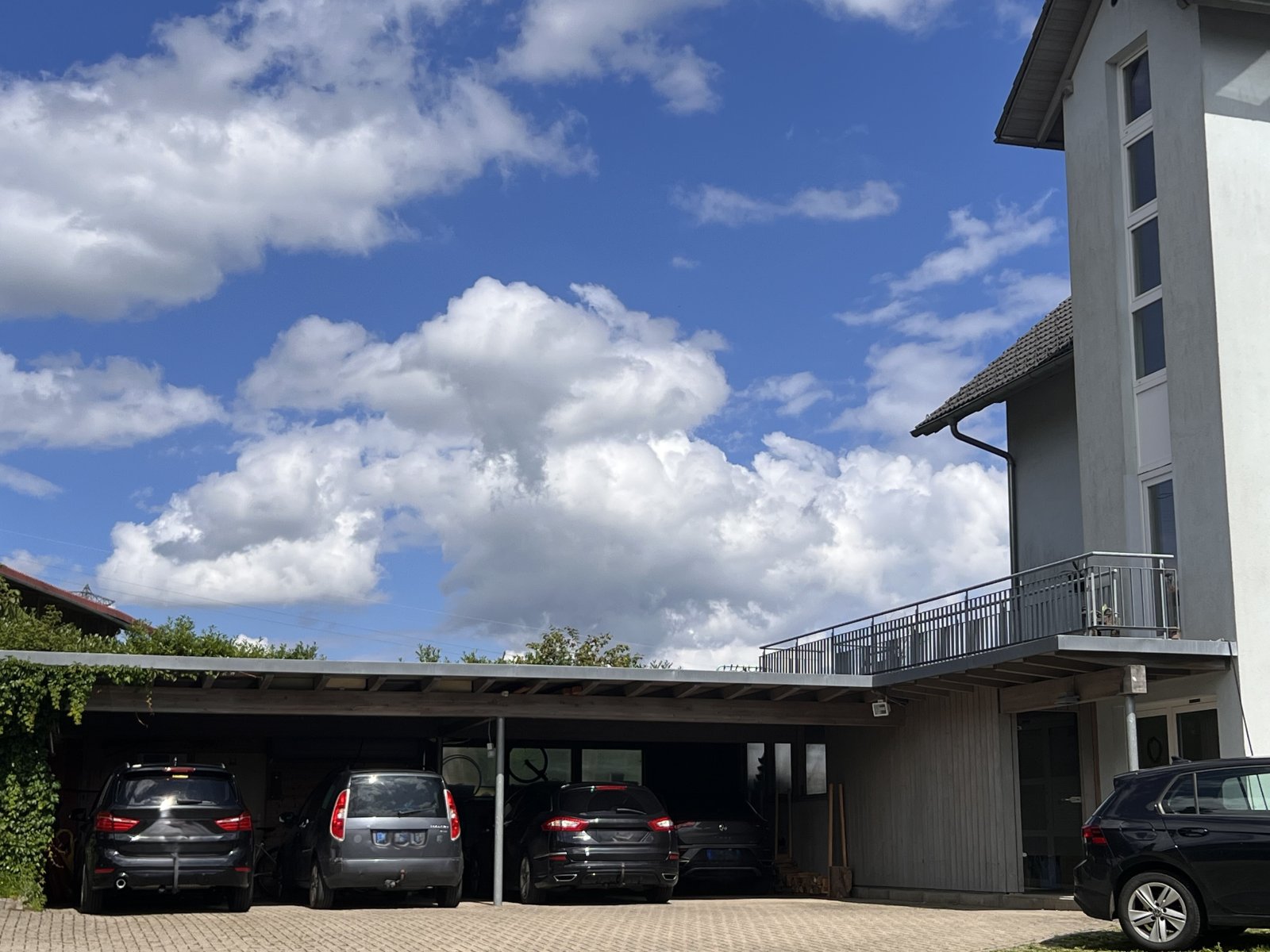überdachter Carport ganz links-links daneben 3 Stellplätze