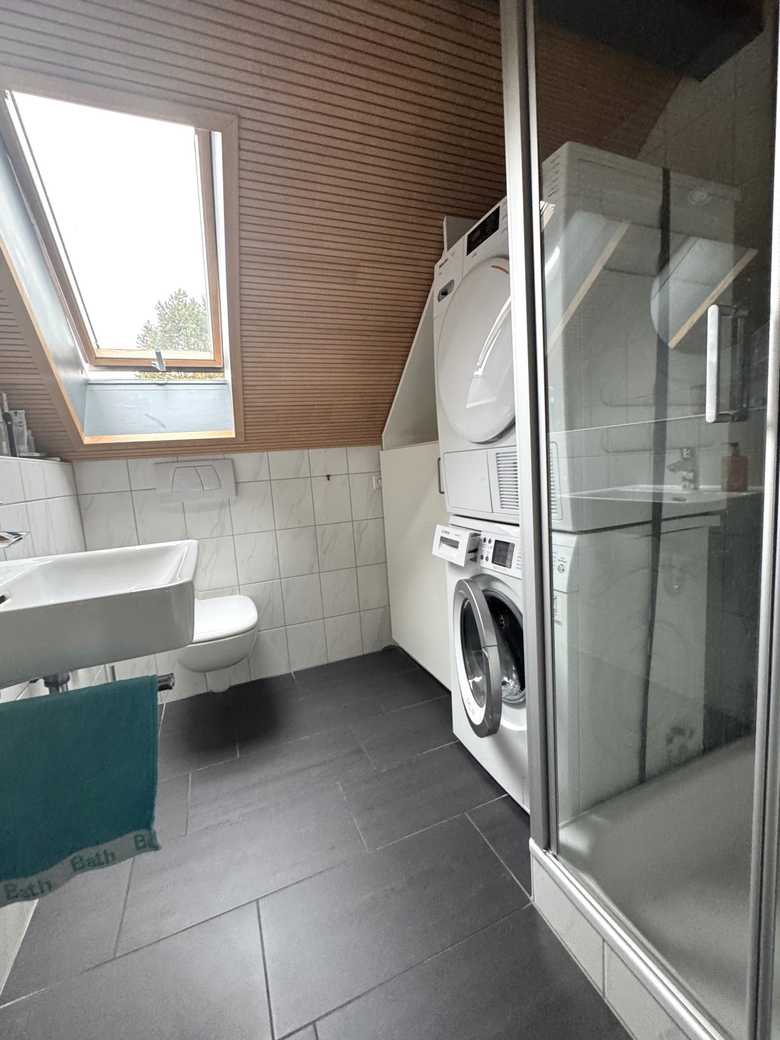 Bad 1: Dusche, WC, Waschtisch und Waschmaschinenplatz