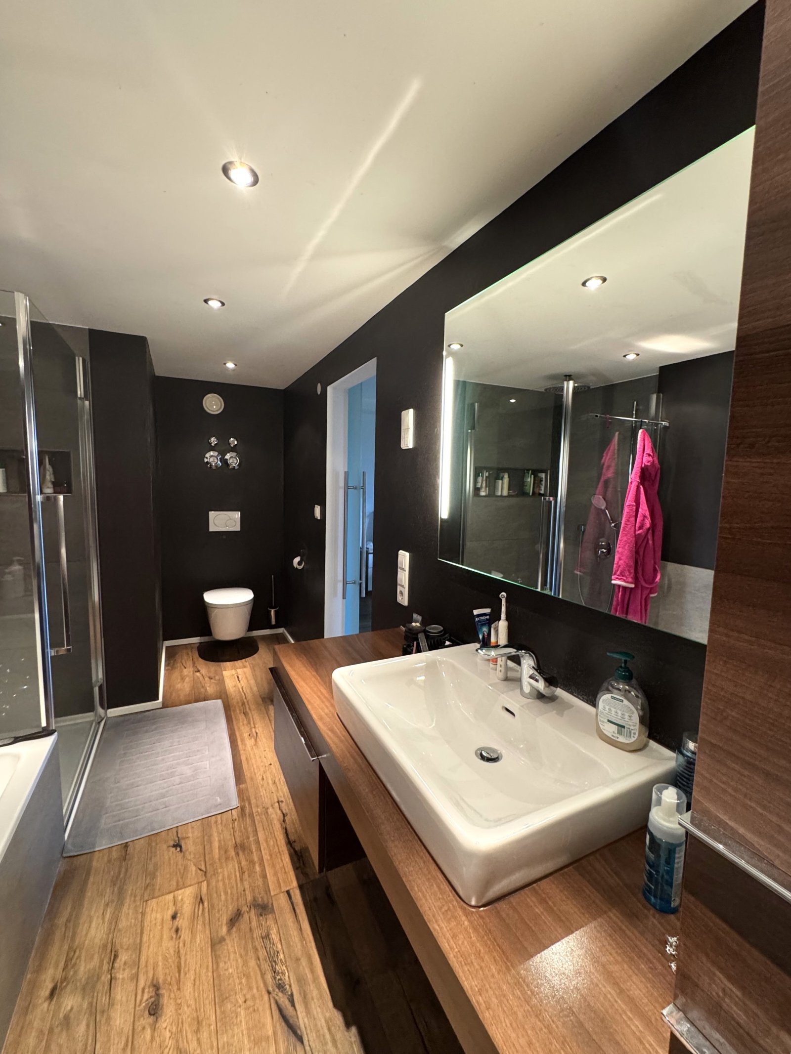 Bad 2 Übersicht mit Badewanne