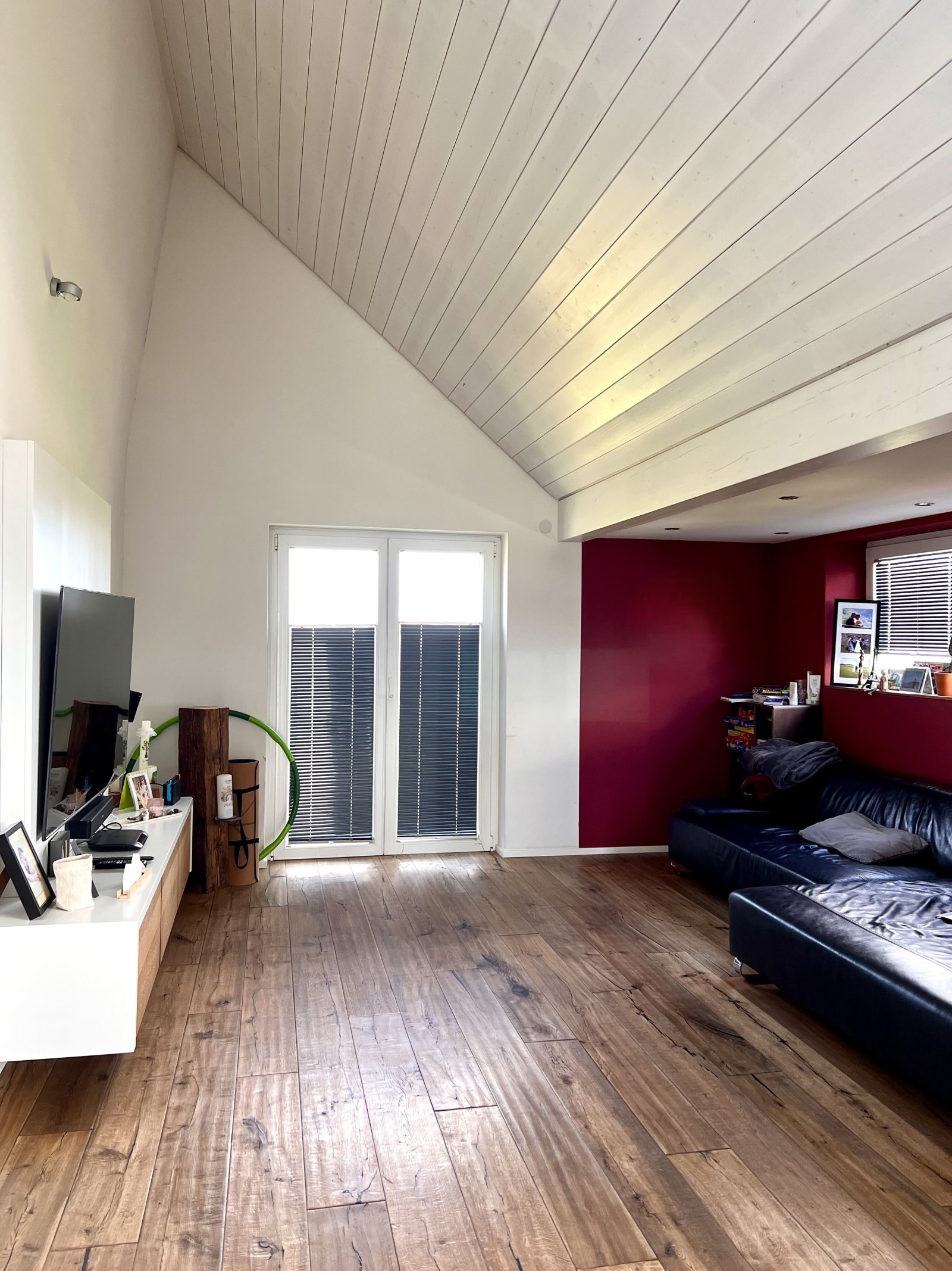 Wohnzimmer mit Zugang auf Südbalkon