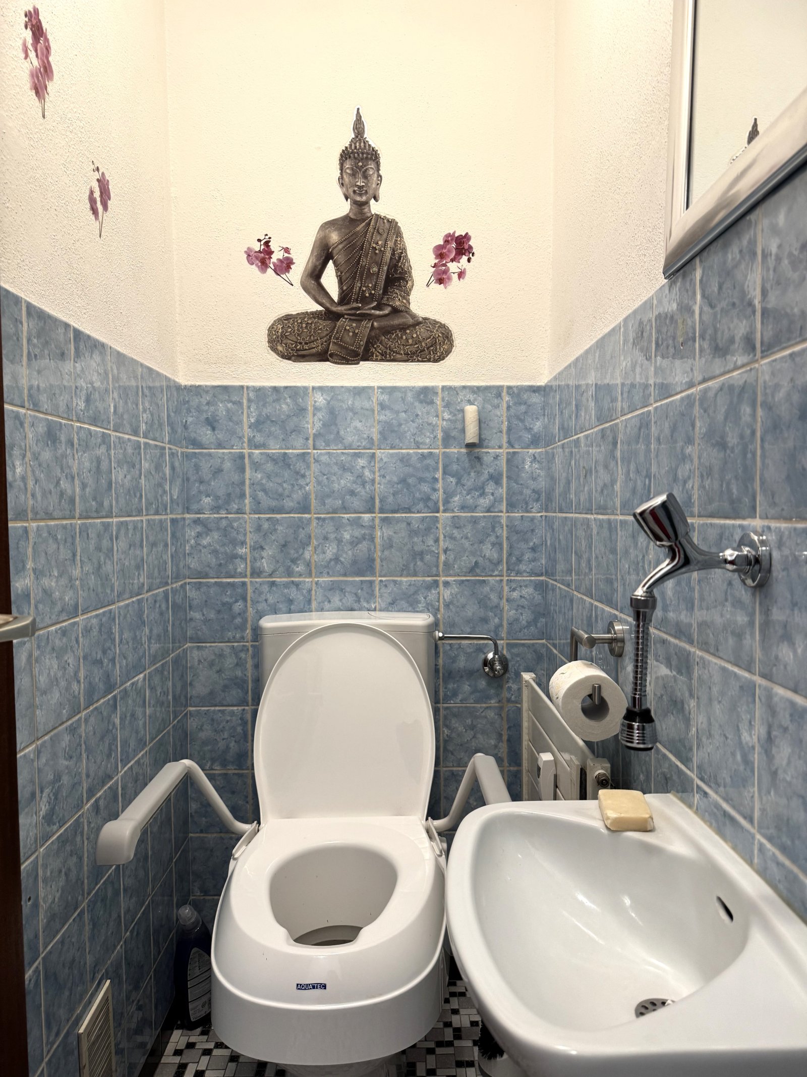 WC mit Waschbecken