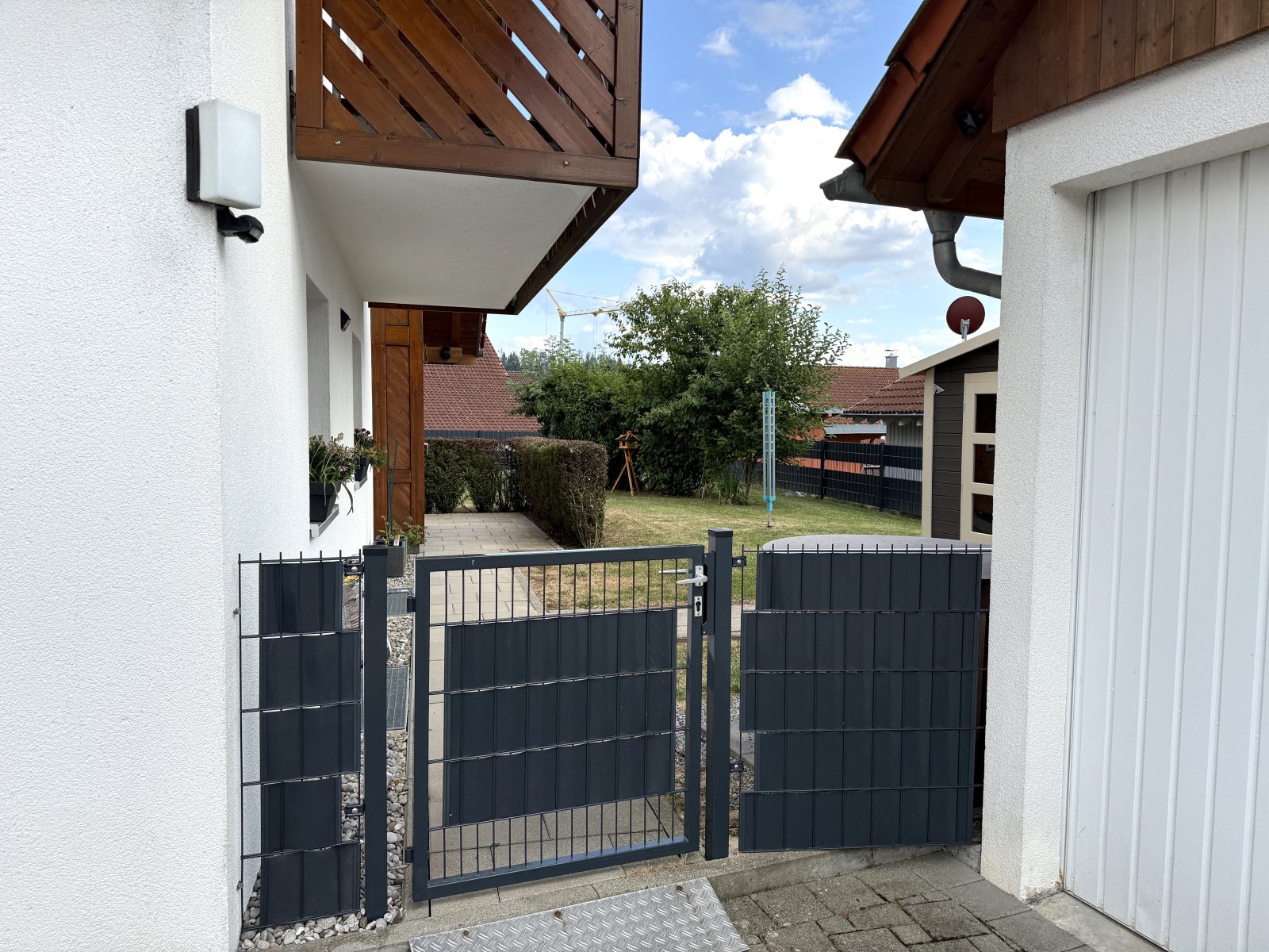 Zugang zum Grundstück neben der Garage