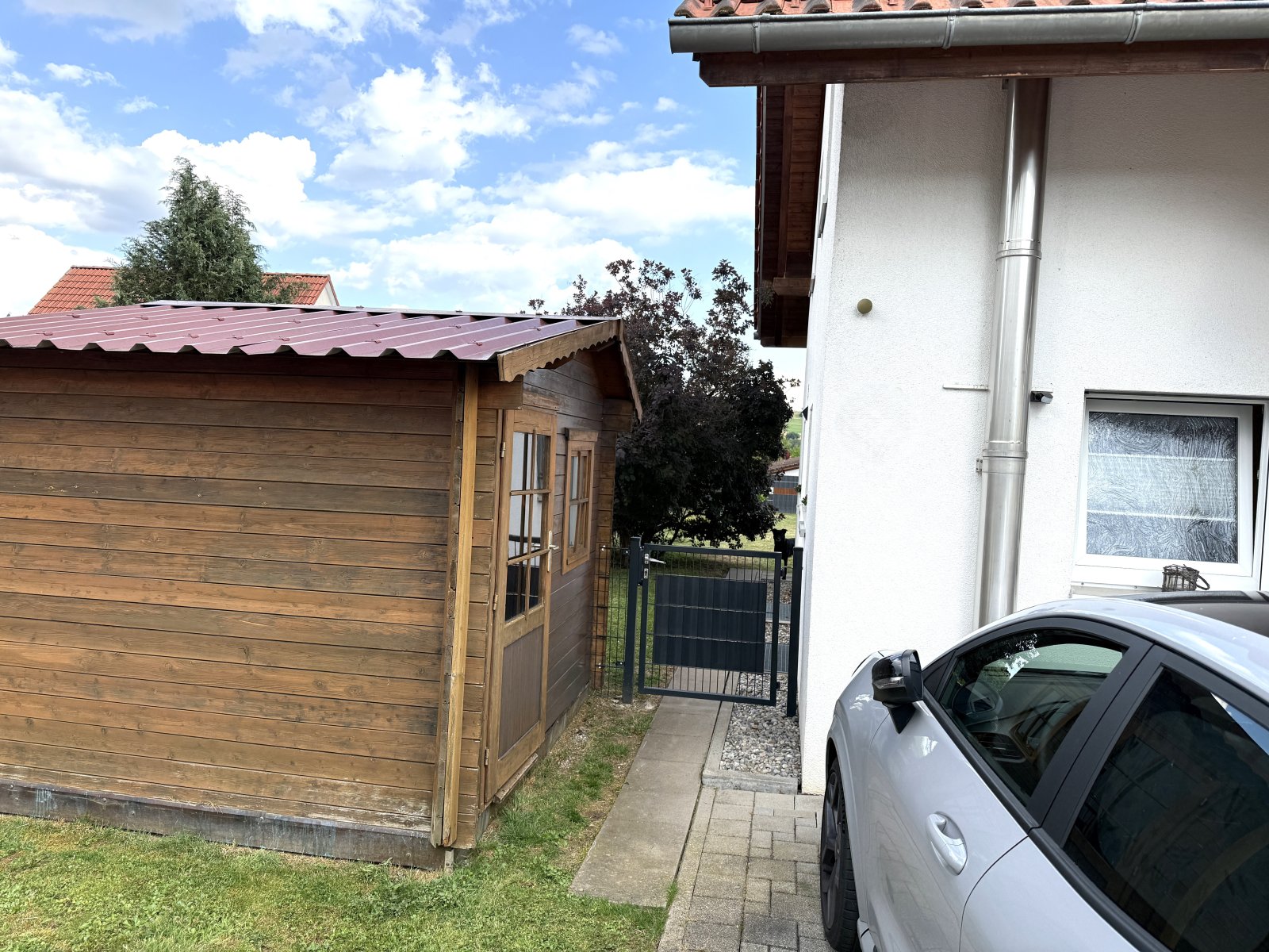 Zugang zum Grundstück links vom Hauseingang Gartenhaus 1 