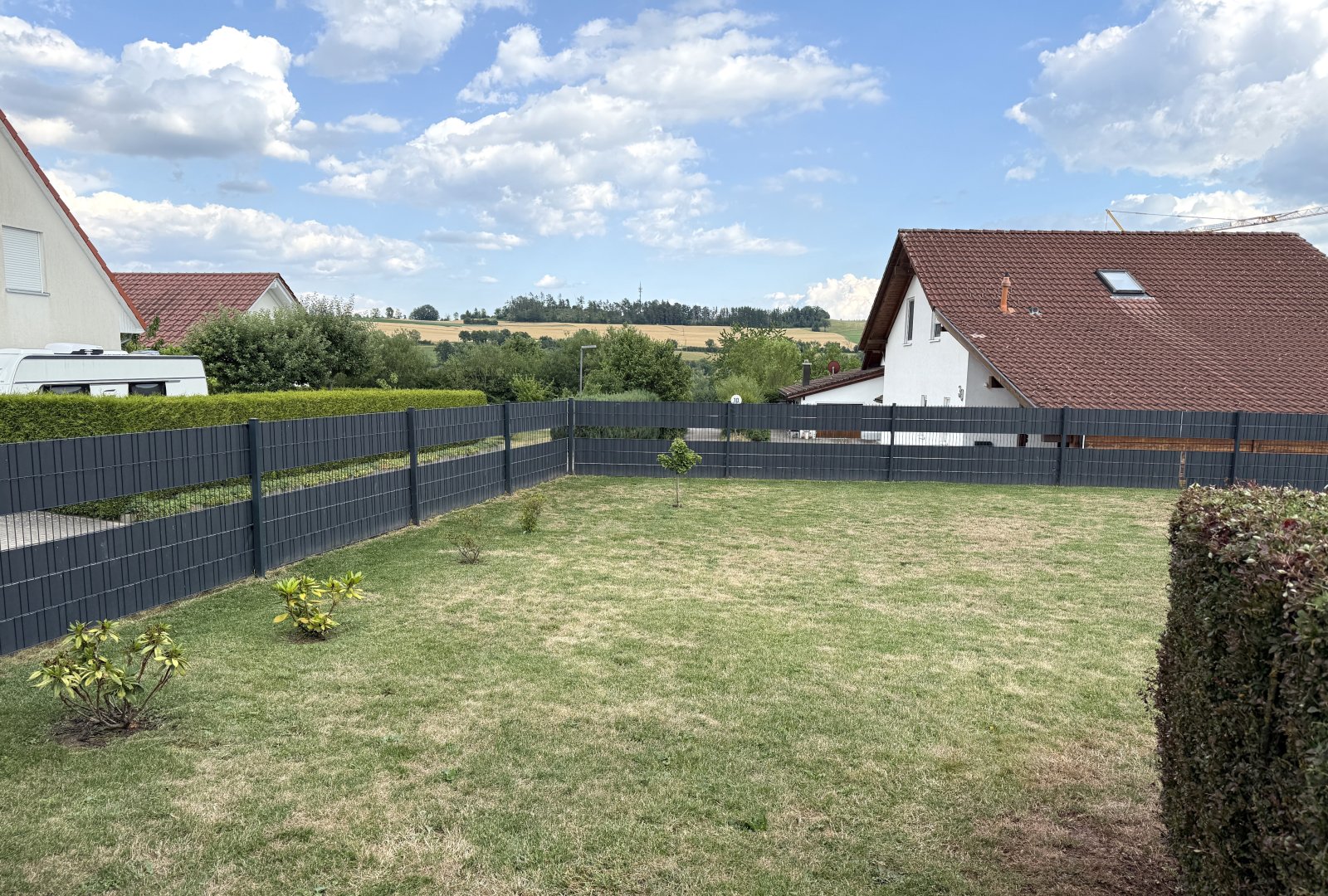 tolle ebene eingezäuntes Rasenfläche