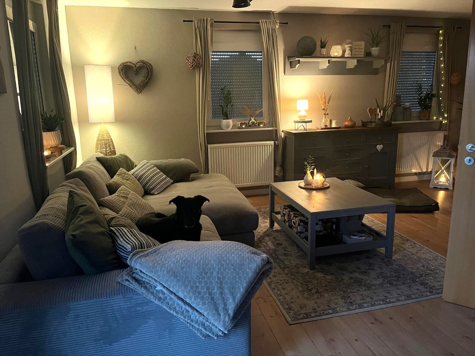 EG Wohnzimmer in gemütlicher Abendstimmung Sofaecke