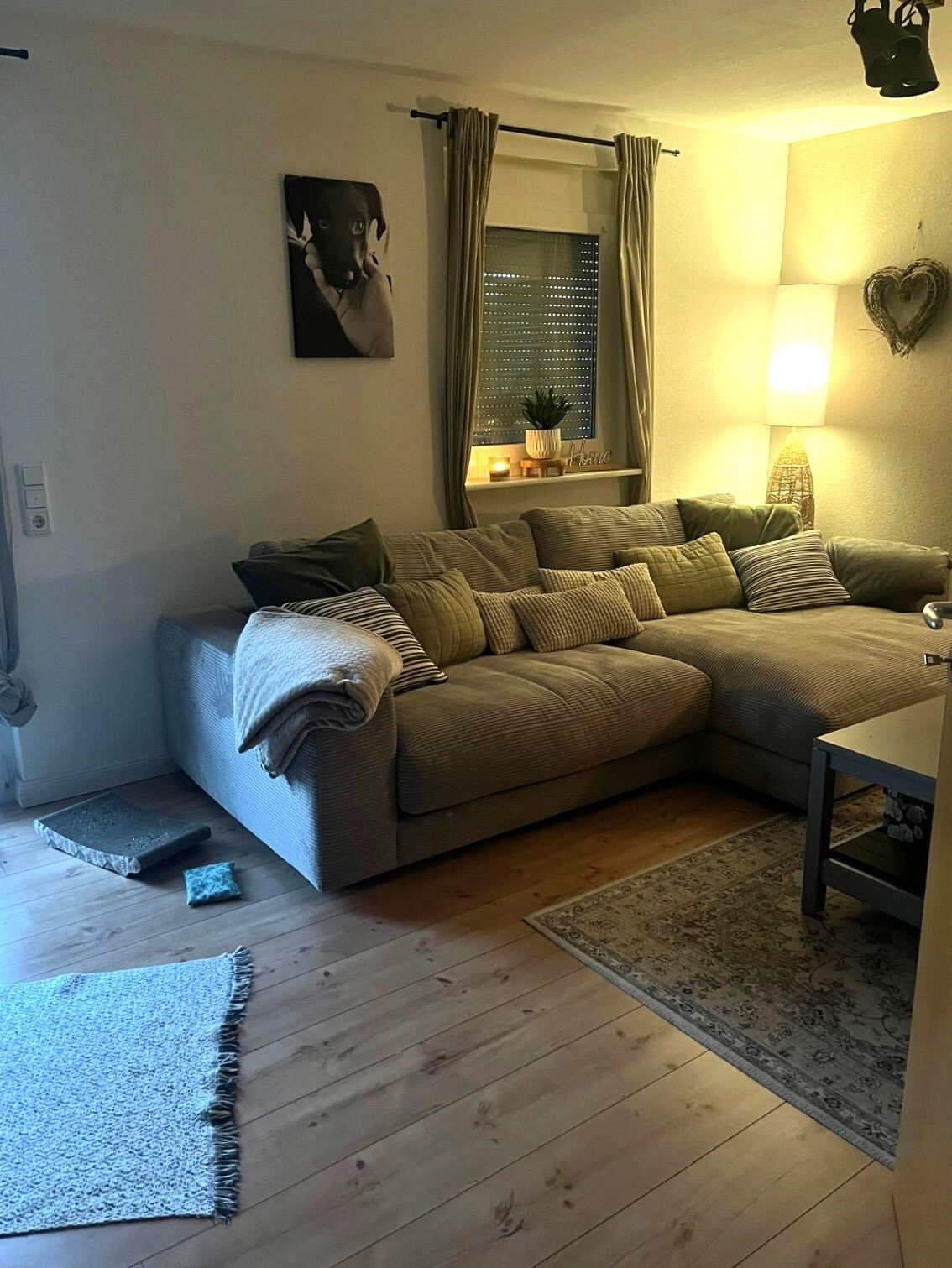 EG Wohnzimmer in gemütlicher Abendstimmung 