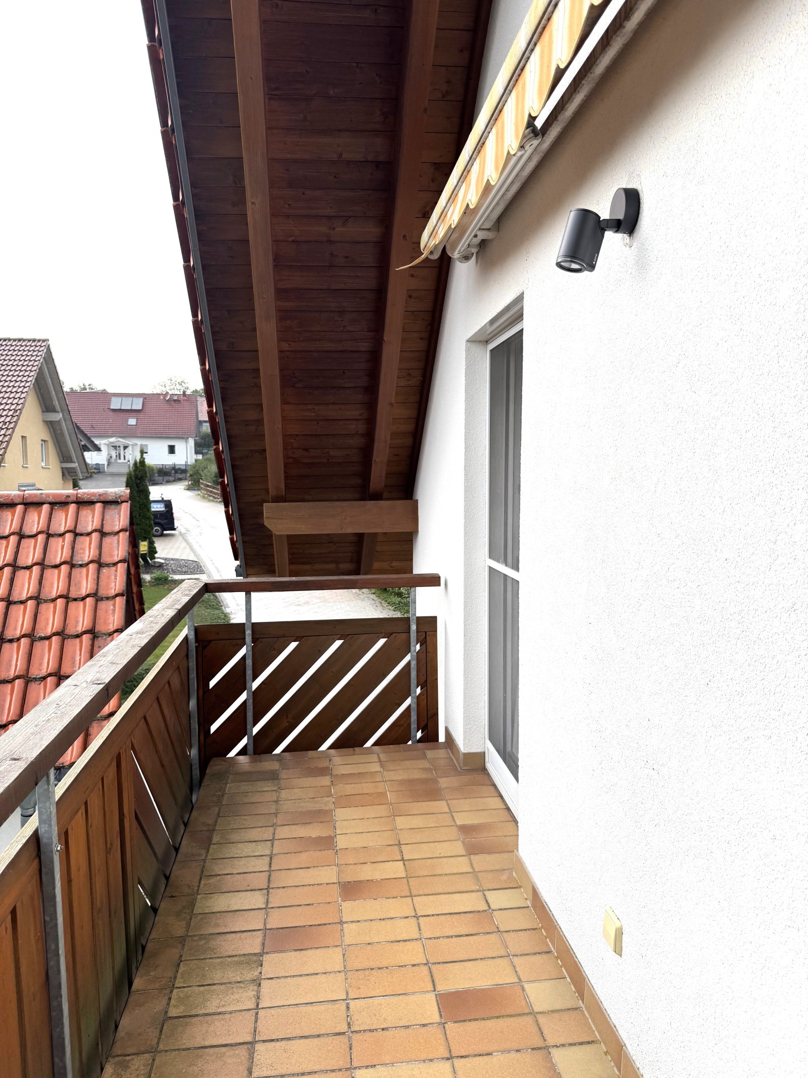 überdachter Balkon mit Sonnenmarkise 