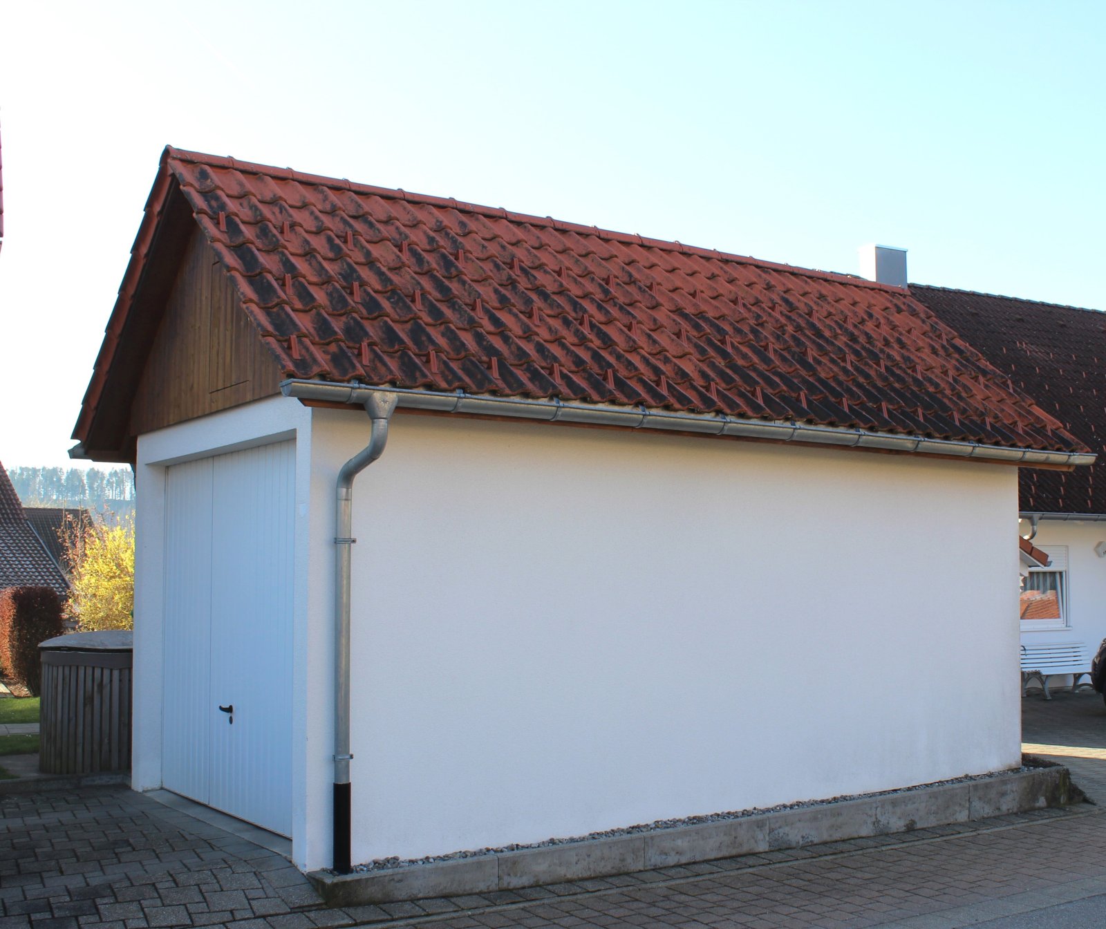 Garage mit elektrischem Klapptor und Speicherplatz darüber