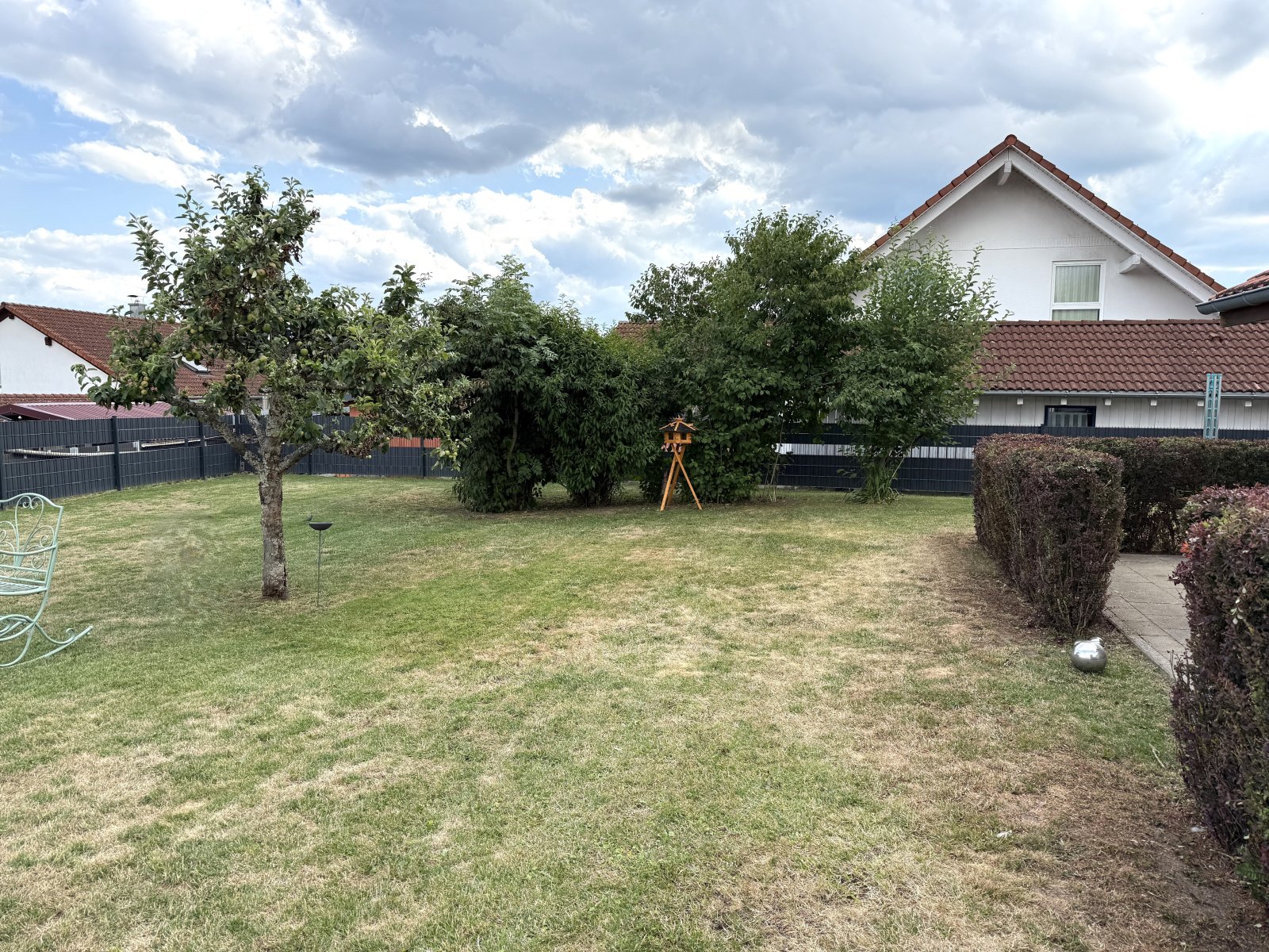 Platz für Trampolin, Swimmingpool, Schaukel, Fussballtor..