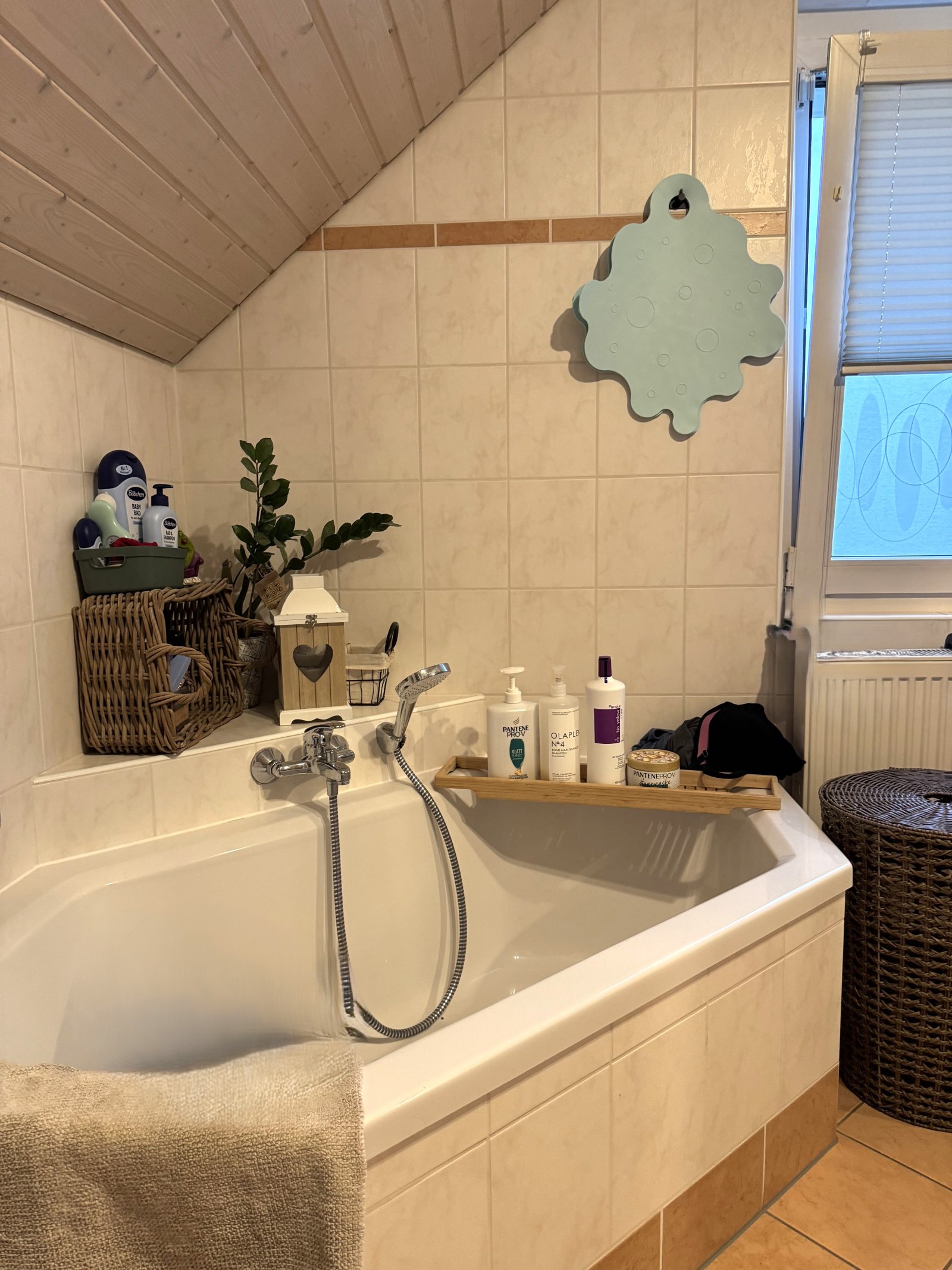 DG Bad mit Eckbadewanne 