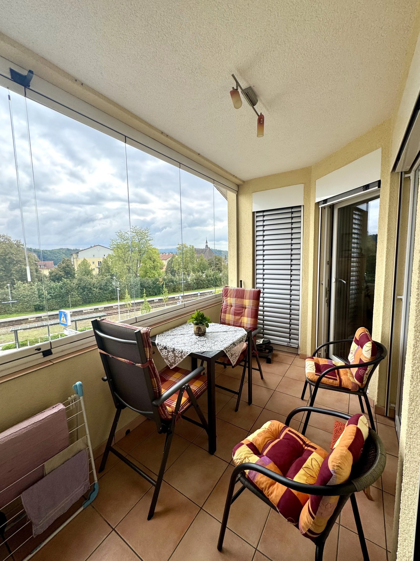 Balkon bzw. verglaste Loggia (Glaselemente lassen sich öffnen)