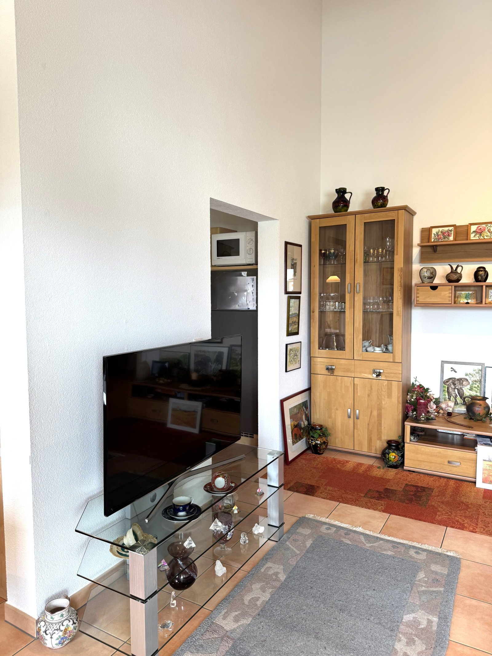 Wohnzimmer mit Durchgang zur Küche