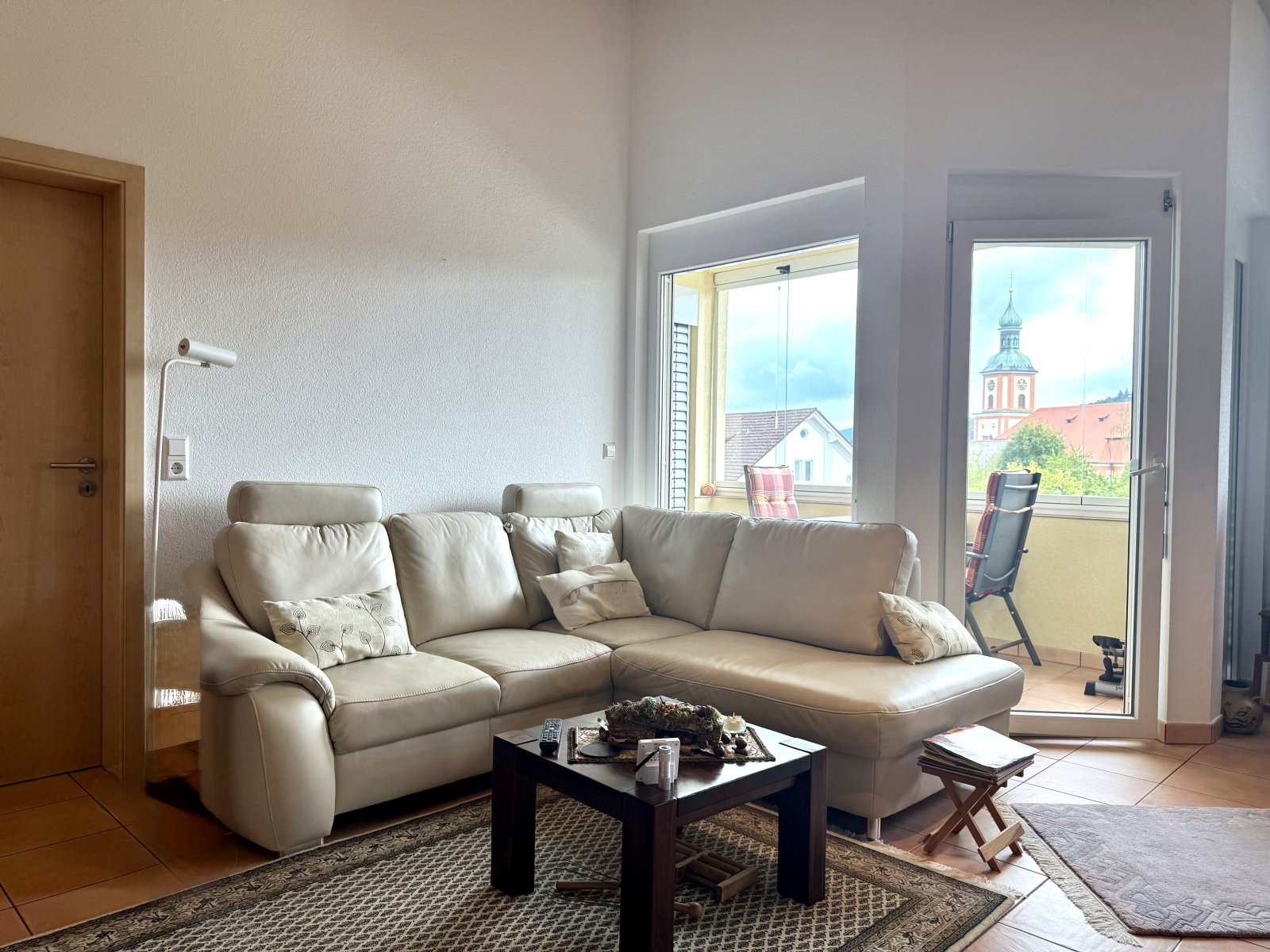 Wohnzimmer Sofaecke mit Zugang auf Balkon/Loggia