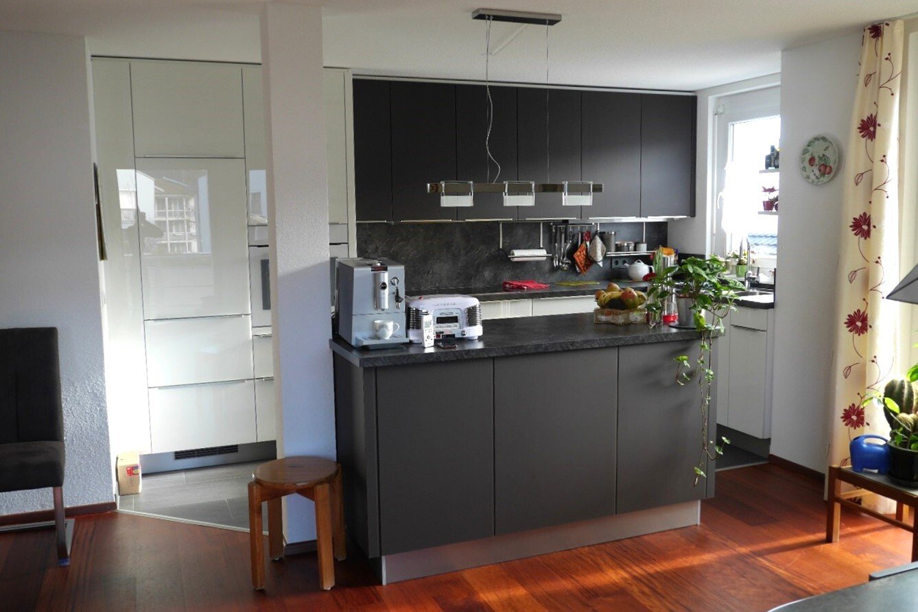 Moderne Einbauküche mit Einbaugeräten