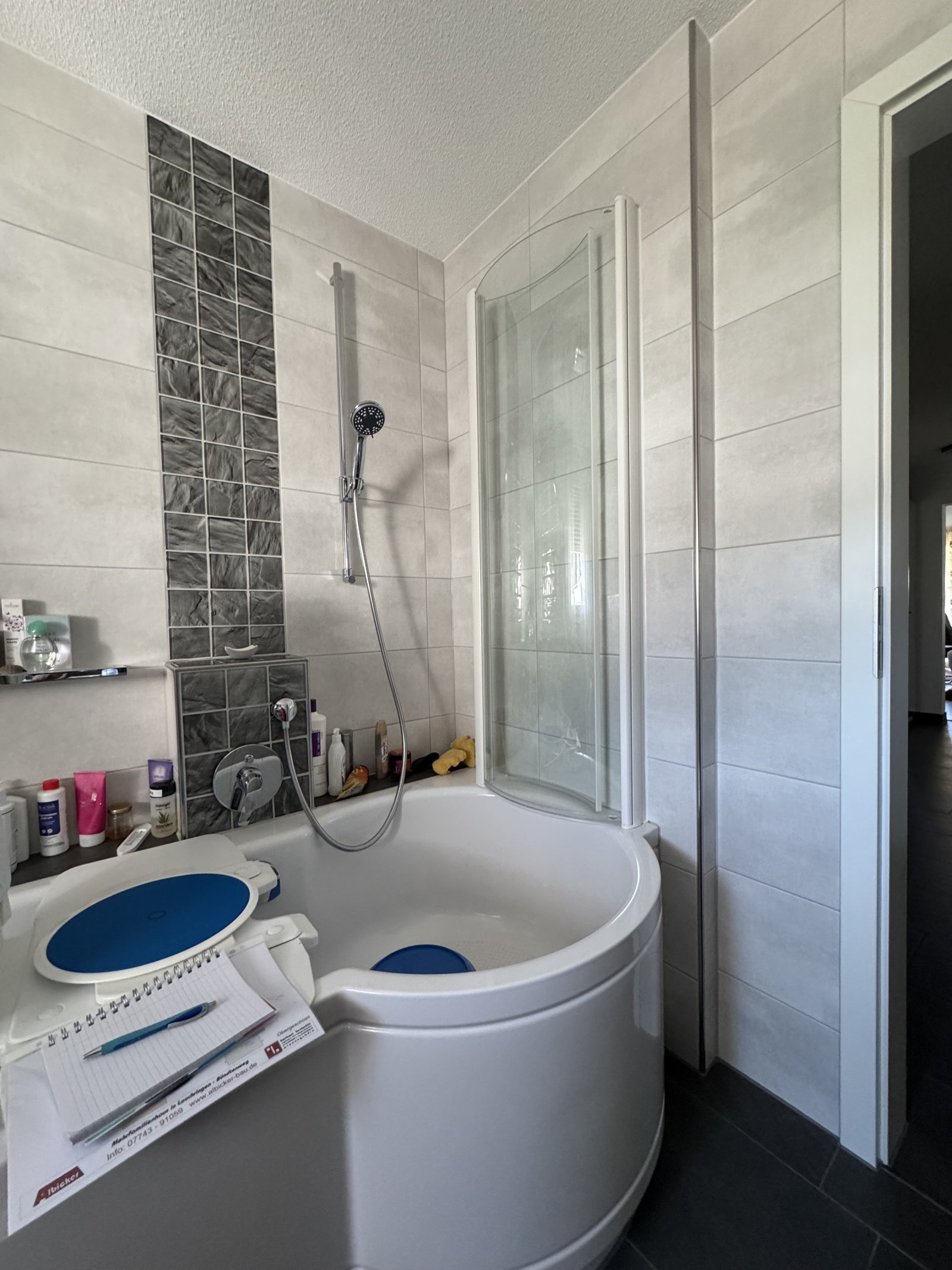 Hauptbad mit Wanne-Duschkombination