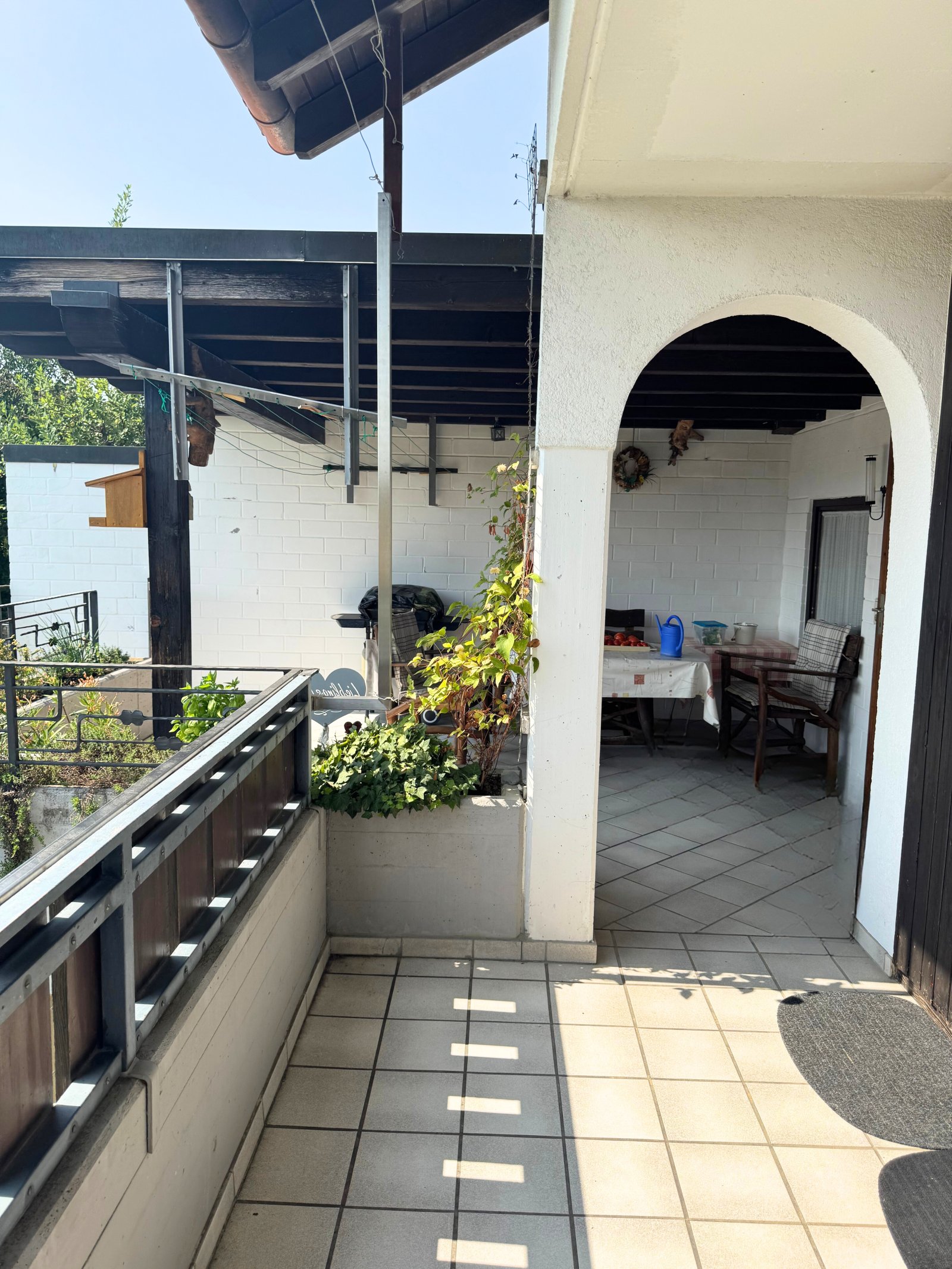 Balkon zur überdachten Pergola