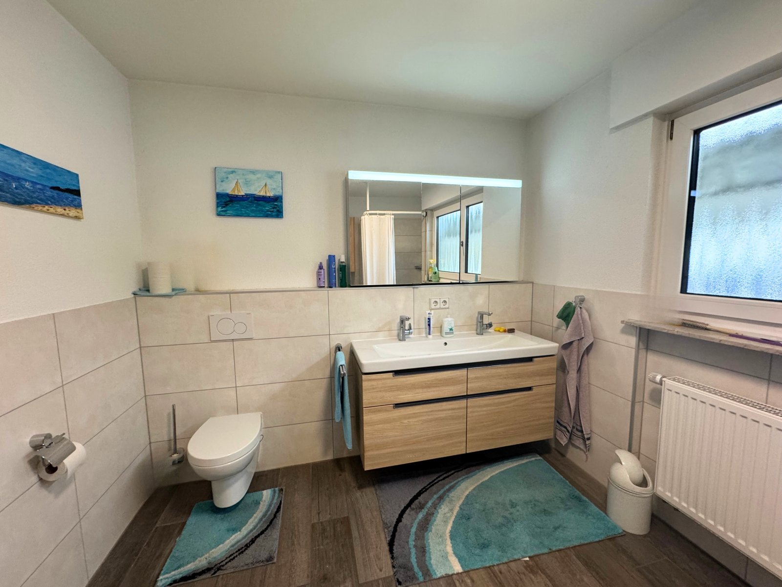 EG Hauptbad mit Waschtisch, Spiegelschrank und WC