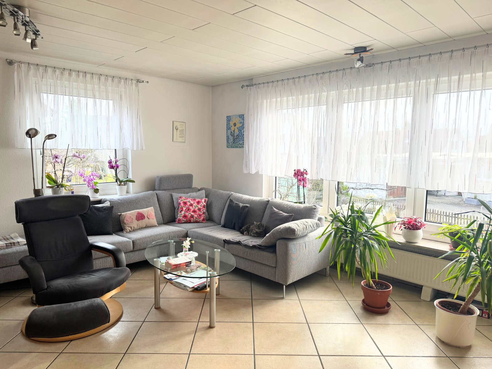 EG lichtdurchflutetes Wohnzimmer mit Zugang auf Balkon