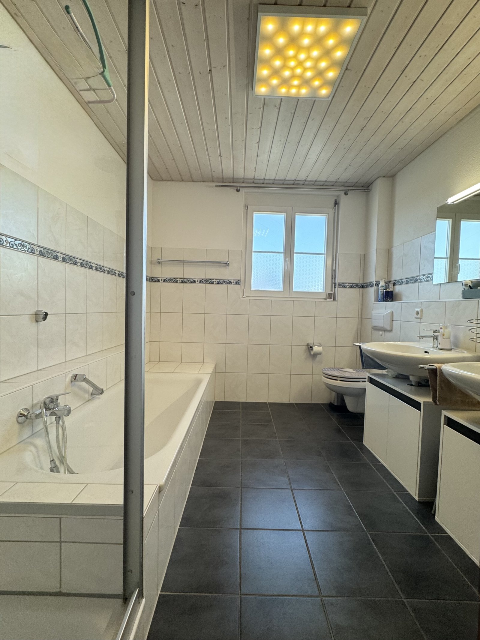Hauptbad mit Dusche, Wanne, WC, 2 Waschbecken und WM-Anschluss