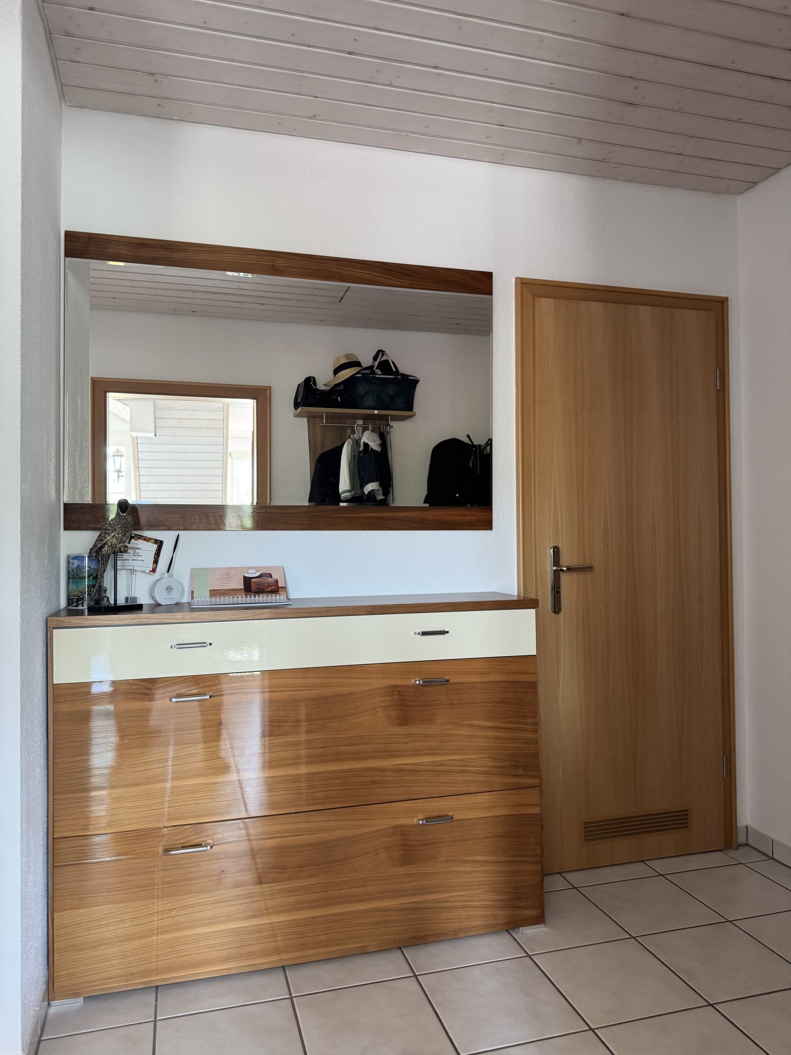 Flur mit Spiegel und Schuhschrank