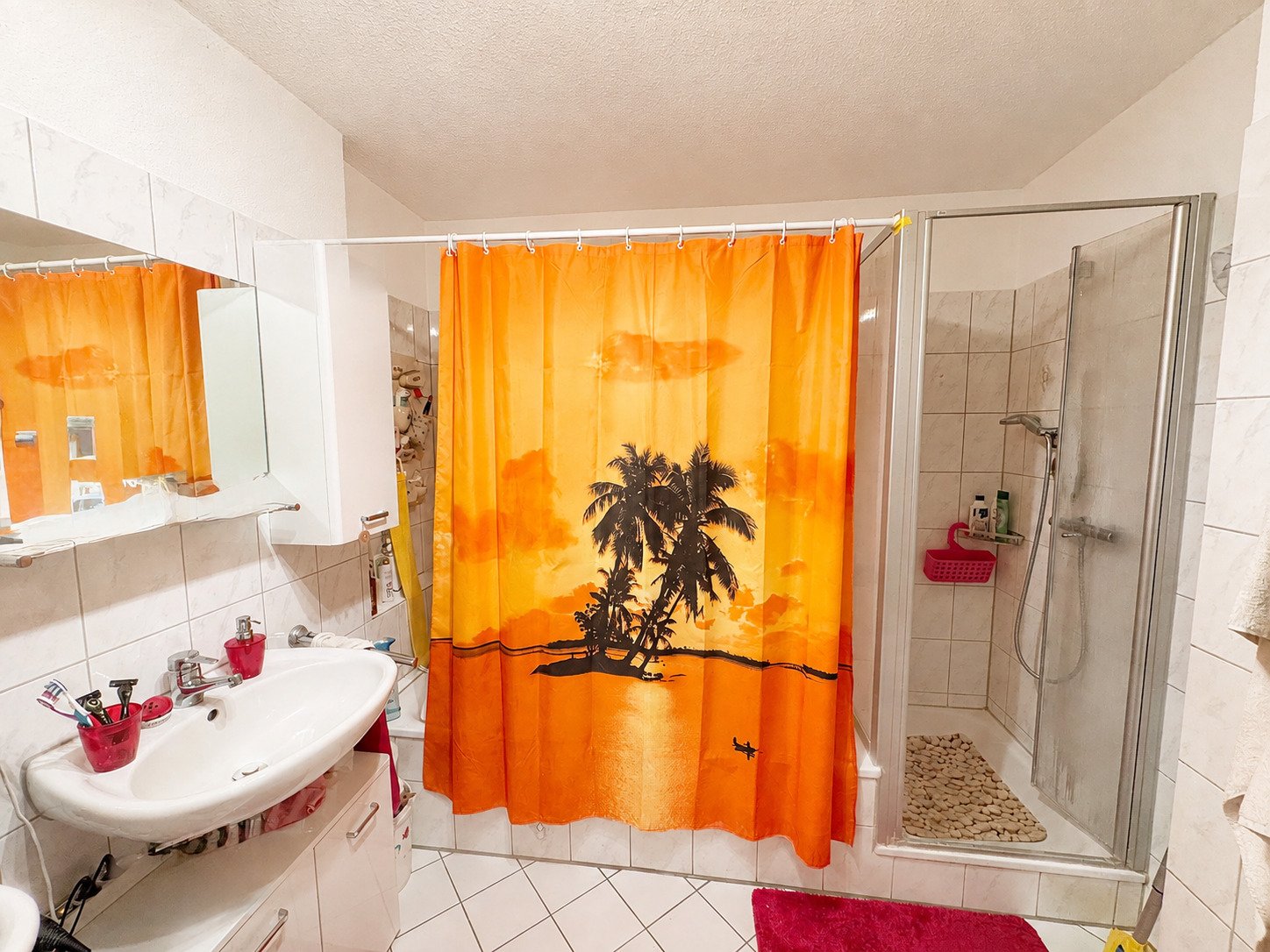 Bad mit Wanne und Dusche Bad mit Wanne und Dusche