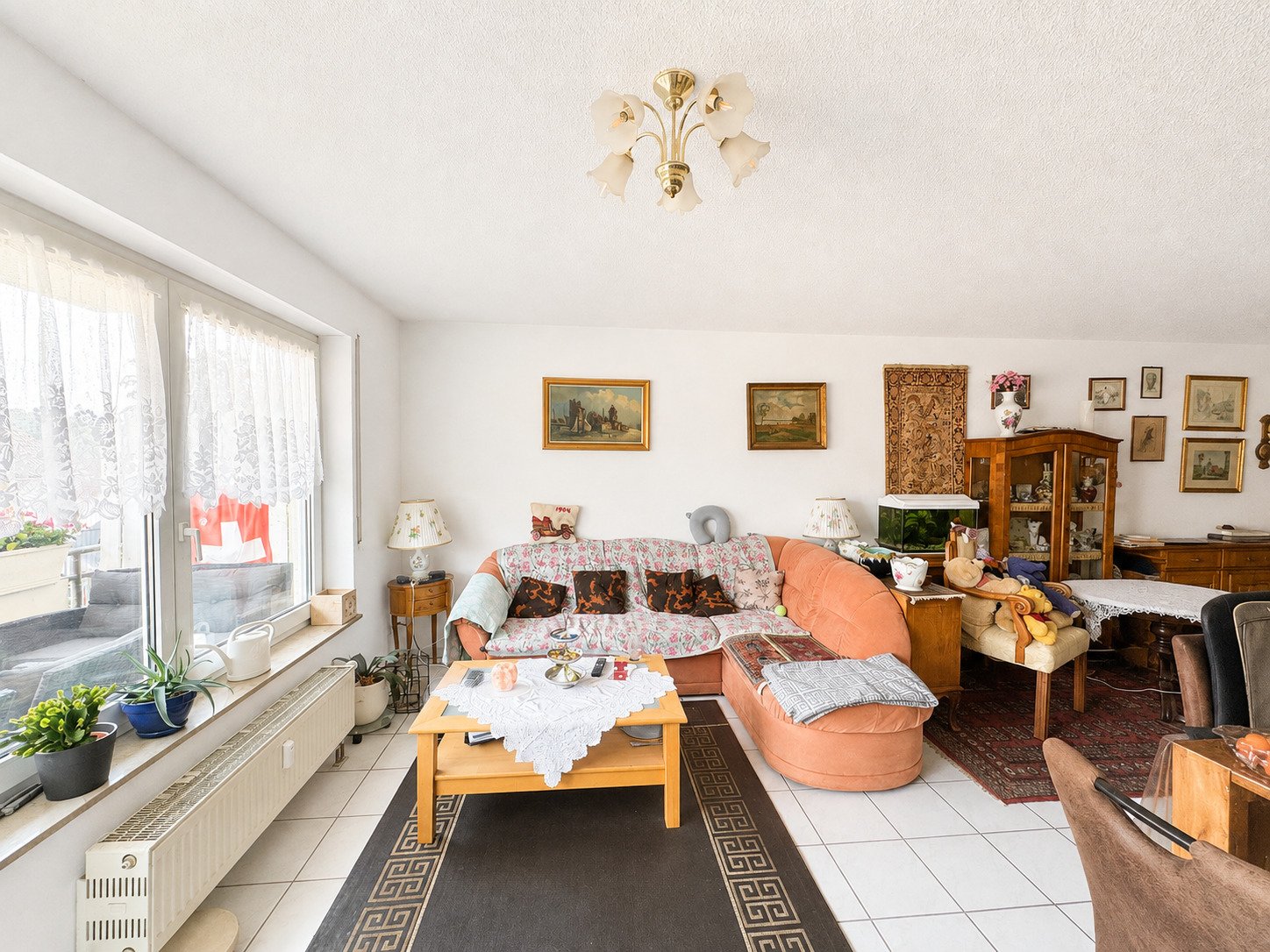 Wohnzimmer mit Blick auf Balkonfenster Wohnzimmer mit Blick auf Balkonfenster