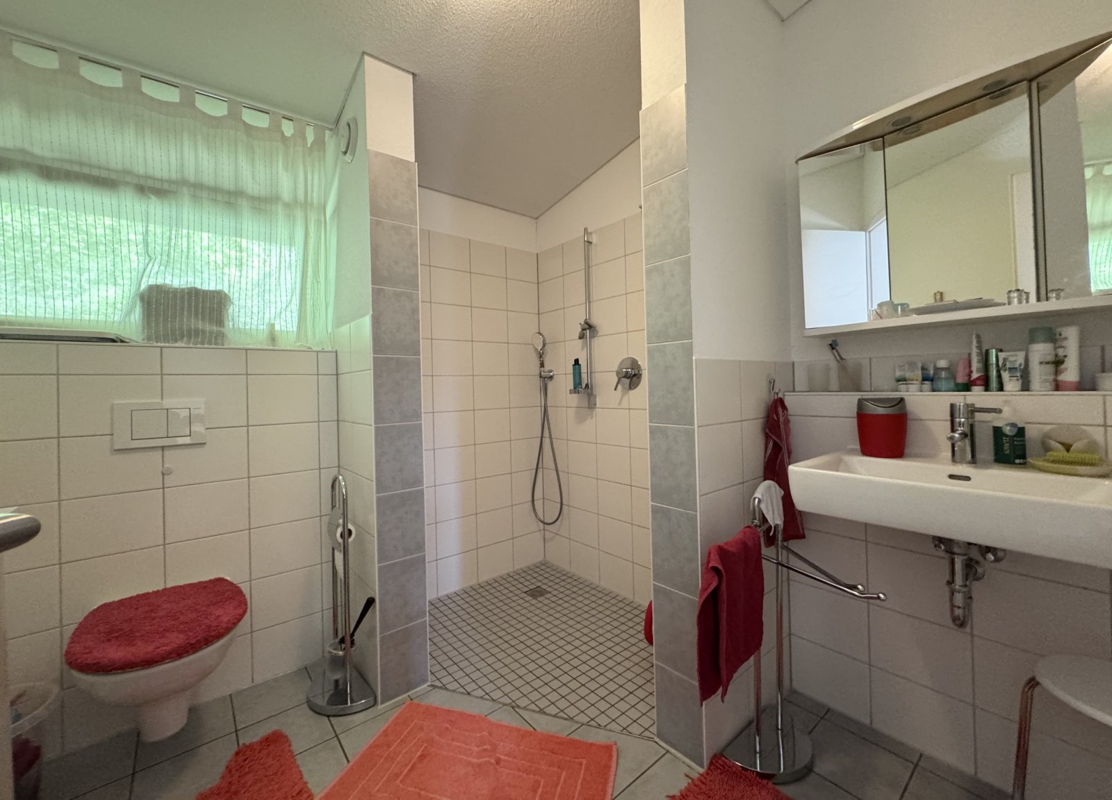 OG: Bad 3 mit Fenster neben Schlafzimmer 3 OG: Bad 3 mit Fenster neben Schlafzimmer 3