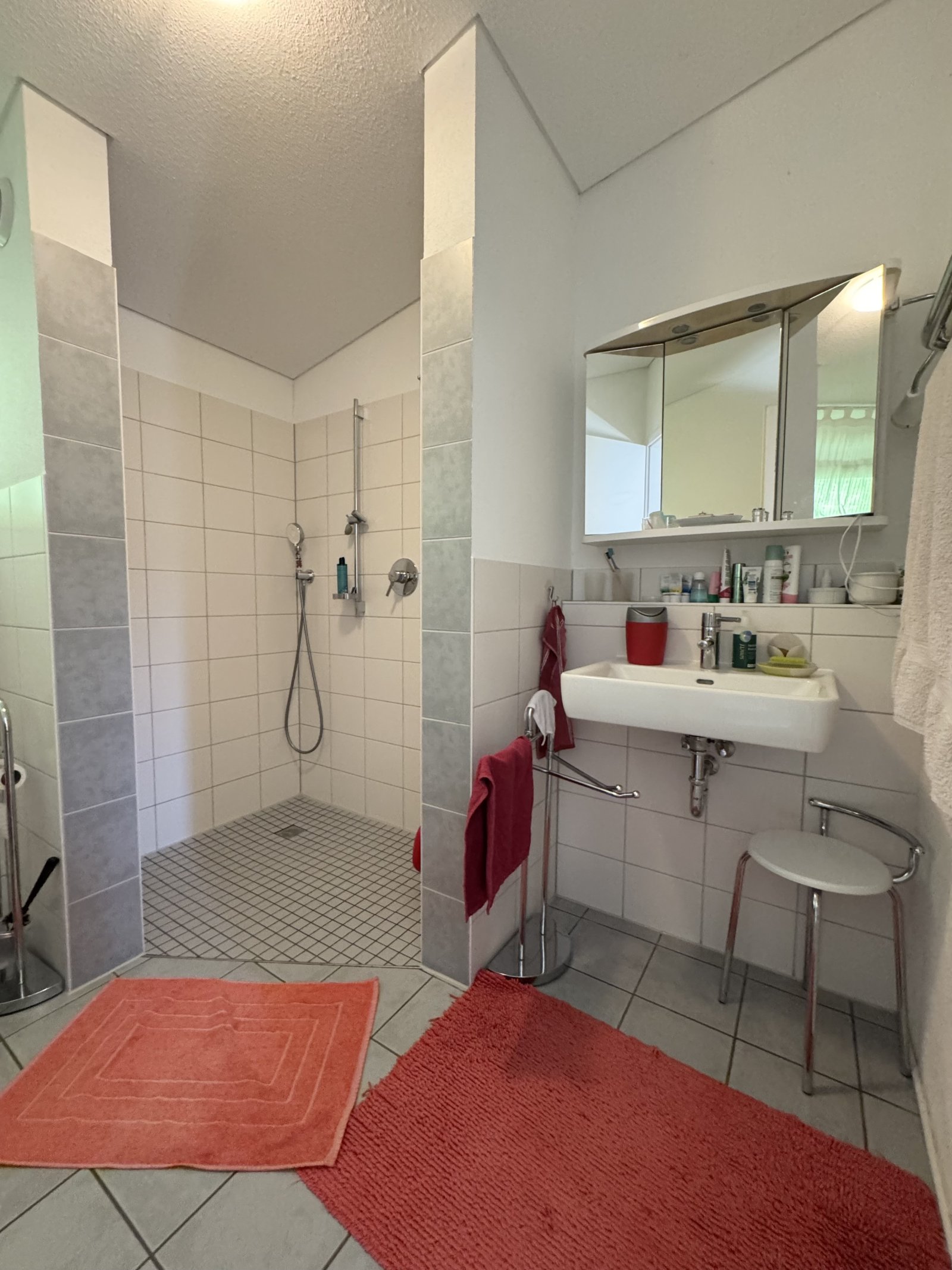 OG: Bad 3 mit Dusche, WC, Waschtisch, Fenster OG: Bad 3 mit Dusche, WC, Waschtisch, Fenster