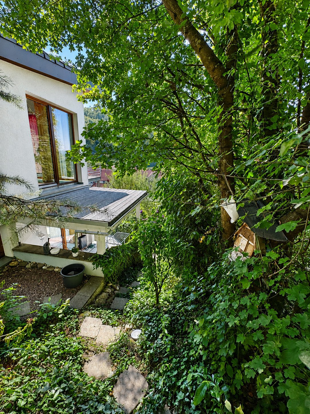 EG: Überdachter Freisitz neben dem Haus EG: Überdachter Freisitz neben dem Haus