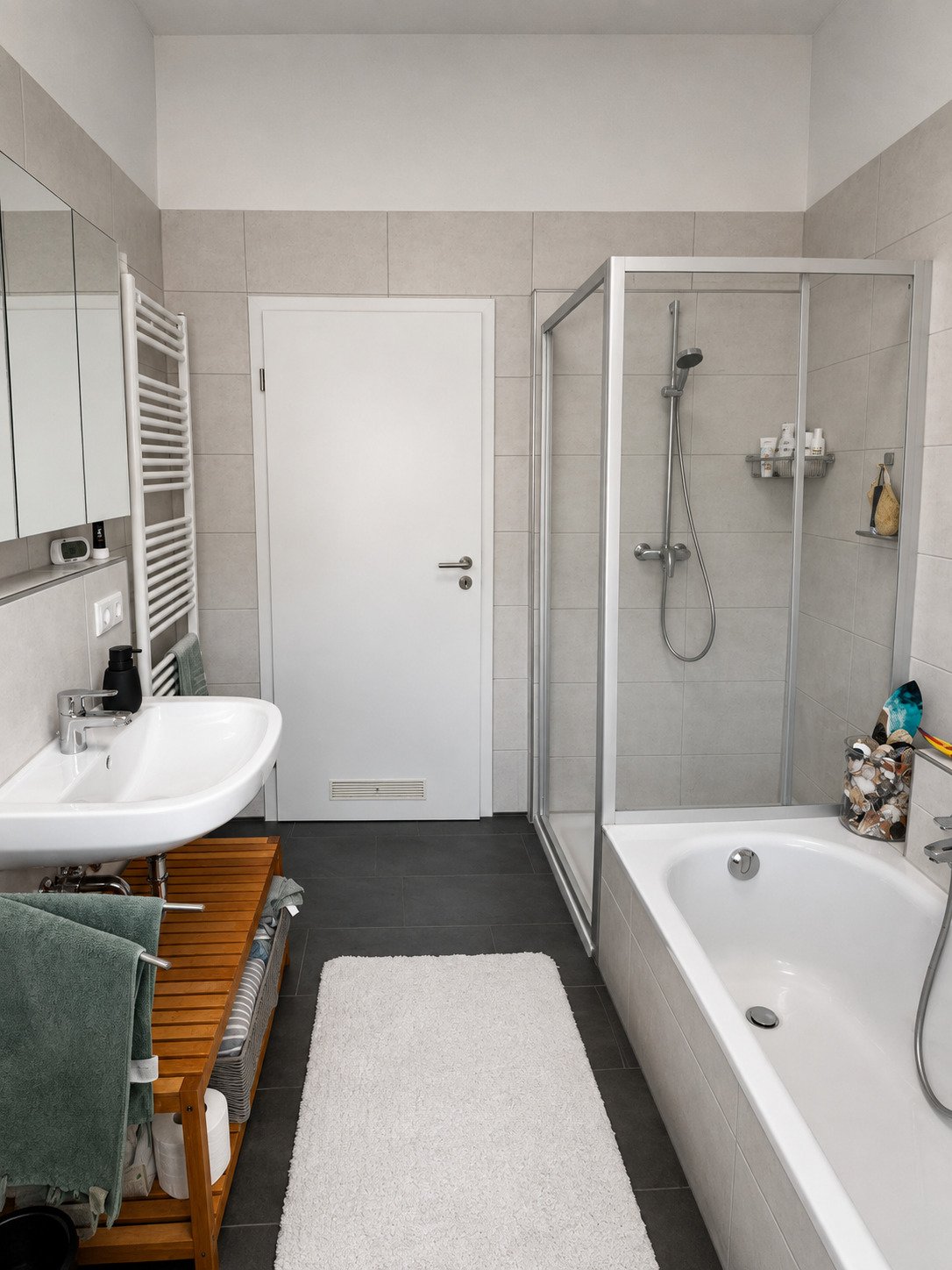 Bad mit Dusche und Wanne, WC Bad mit Dusche und Wanne, WC
