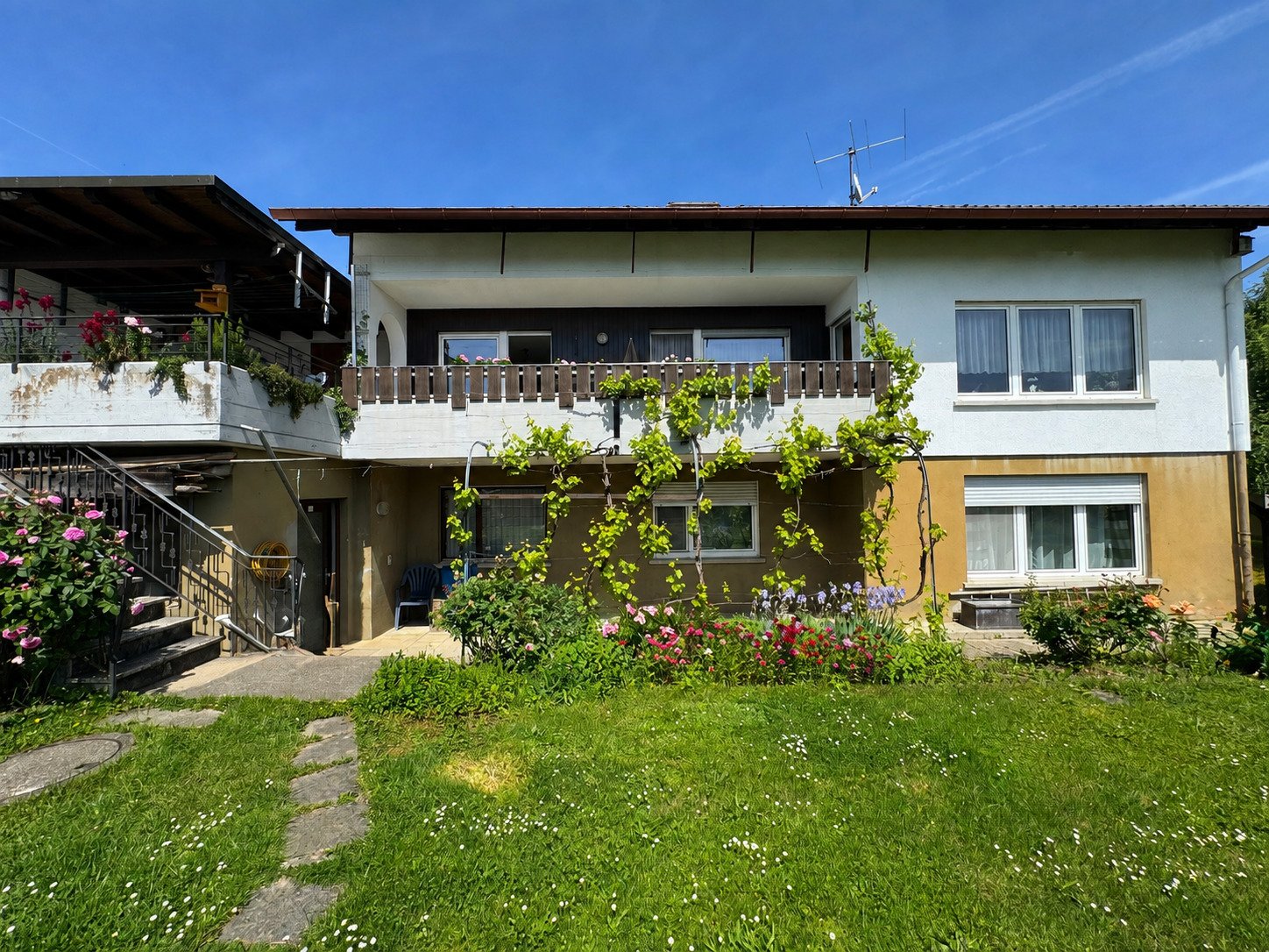 Küssaberg: Dangstetten-Einfamilienhaus mit Doppelgarage und Einliegerwohnung-Wohnen und Arbeiten unter einem Dach -an der schweizer Grenze 