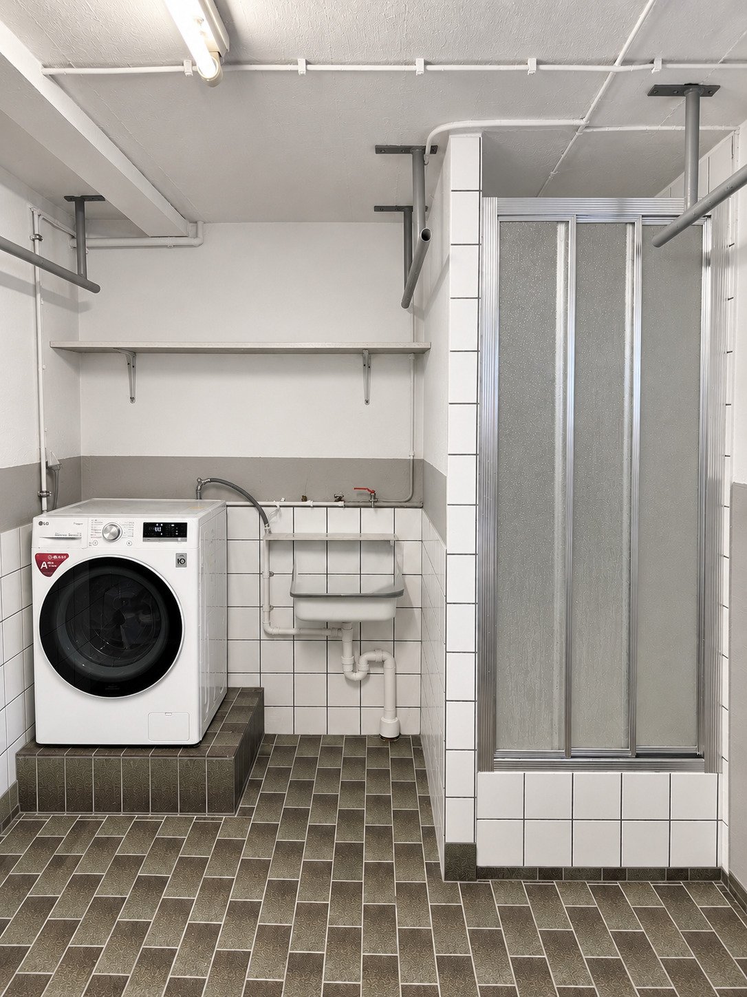 UG: Waschraum mit Dusche UG: Waschraum mit Dusche