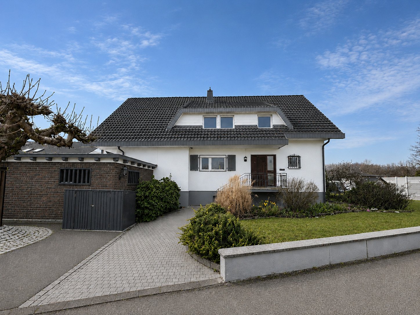 Einfamilienhaus mit Garage und Freisitz Einfamilienhaus mit Garage und Freisitz