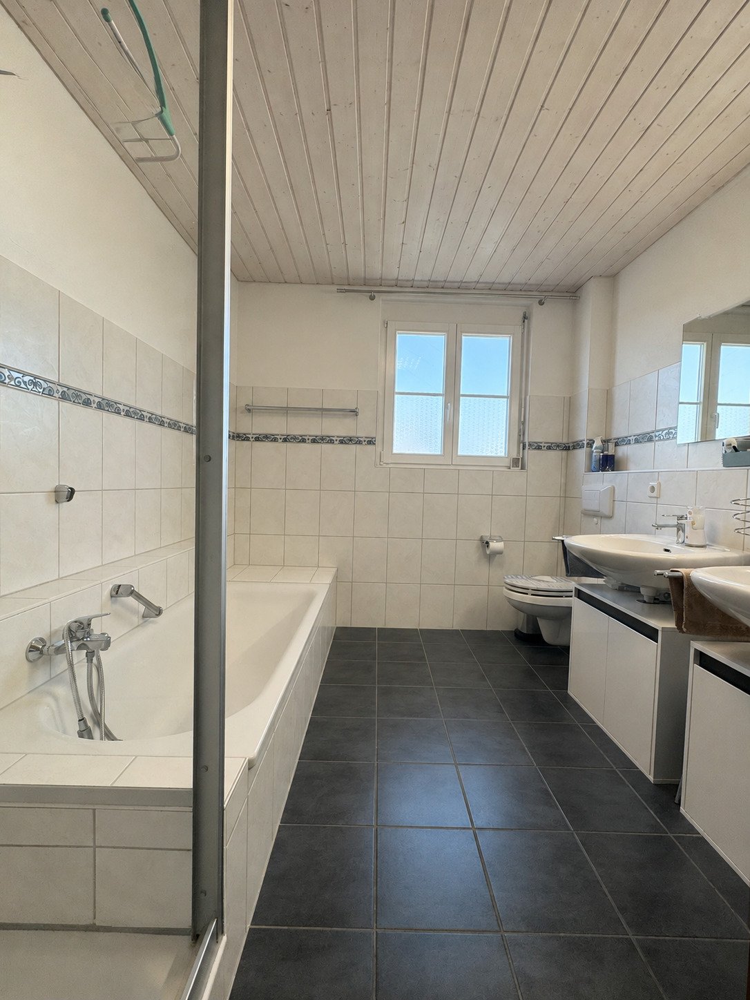 Hauptbad mit Dusche und Wanne