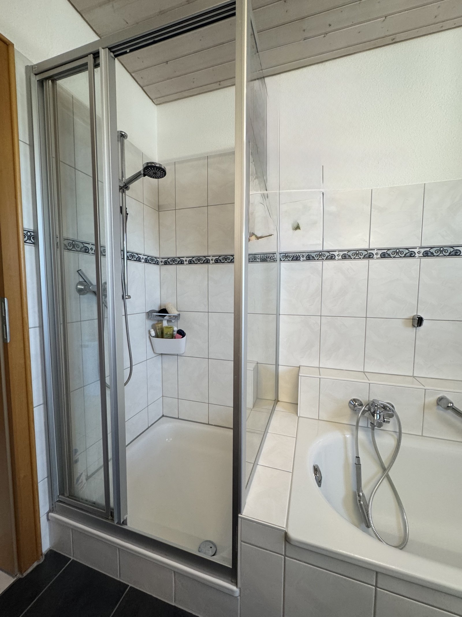 Dusche und Badewanne