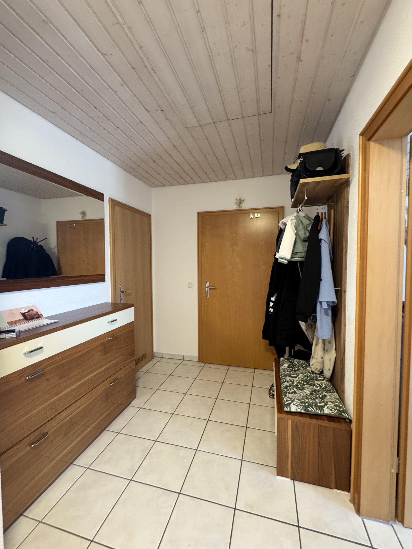 Flur mit Garderobe und Sitzbank