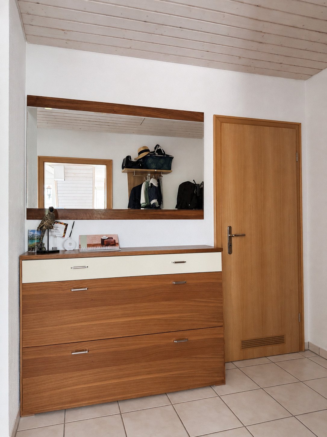 Flru mit Schuhschrank und Spiegel neben Gäste-WC
