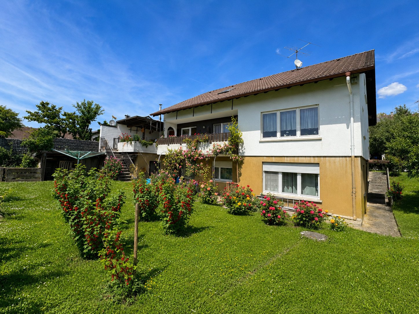 Einfamilienhaus mit tollem ebenen Grundstück Einfamilienhaus mit tollem ebenen Grundstück