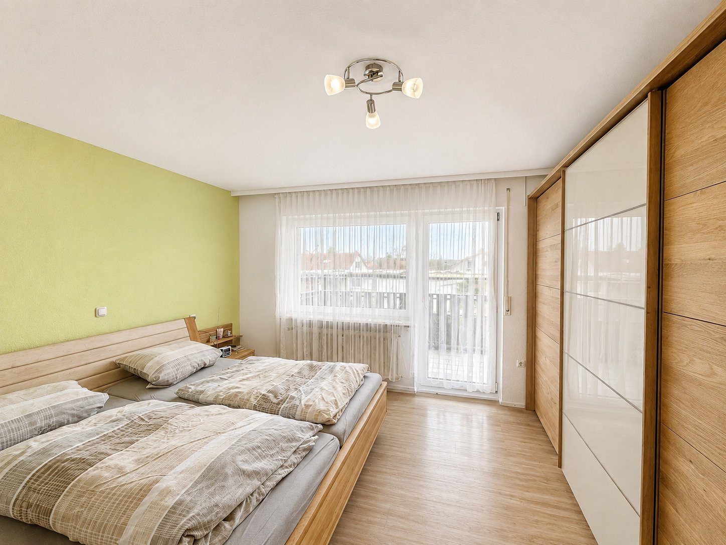EG Schlafzimmer 1 mit Zugang auf den Balkon EG Schlafzimmer 1 mit Zugang auf den Balkon