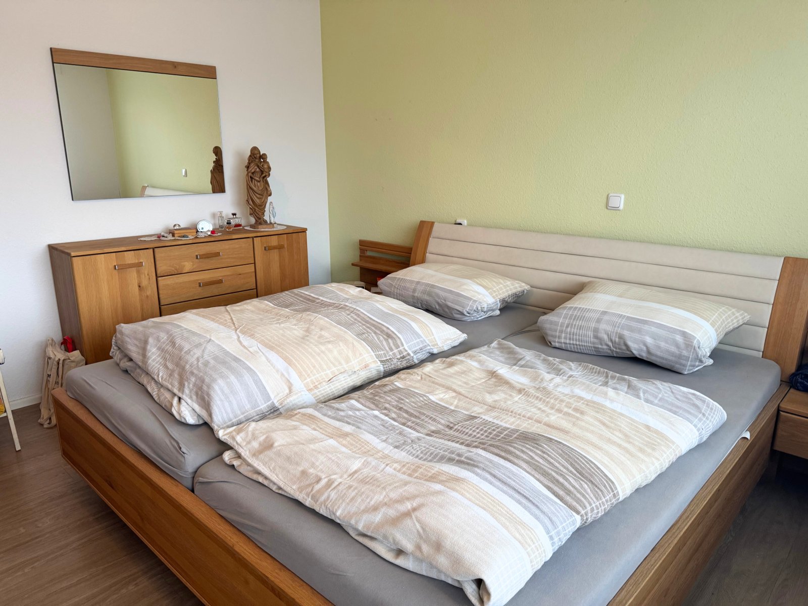 EG Schlafzimmer 1 mit Zugang auf den Balkon EG Schlafzimmer 1 mit Zugang auf den Balkon