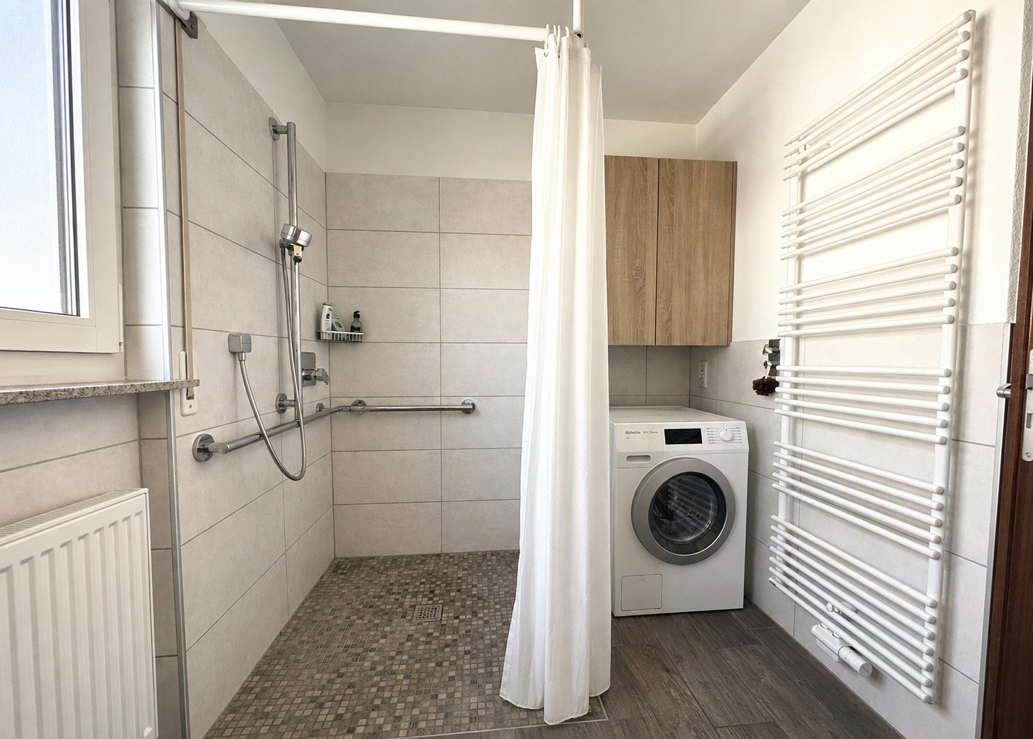 EG Hauptbad mit bodenebener Dusche und Waschmaschinenanschluss EG Hauptbad mit bodenebener Dusche und Waschmaschinenanschluss