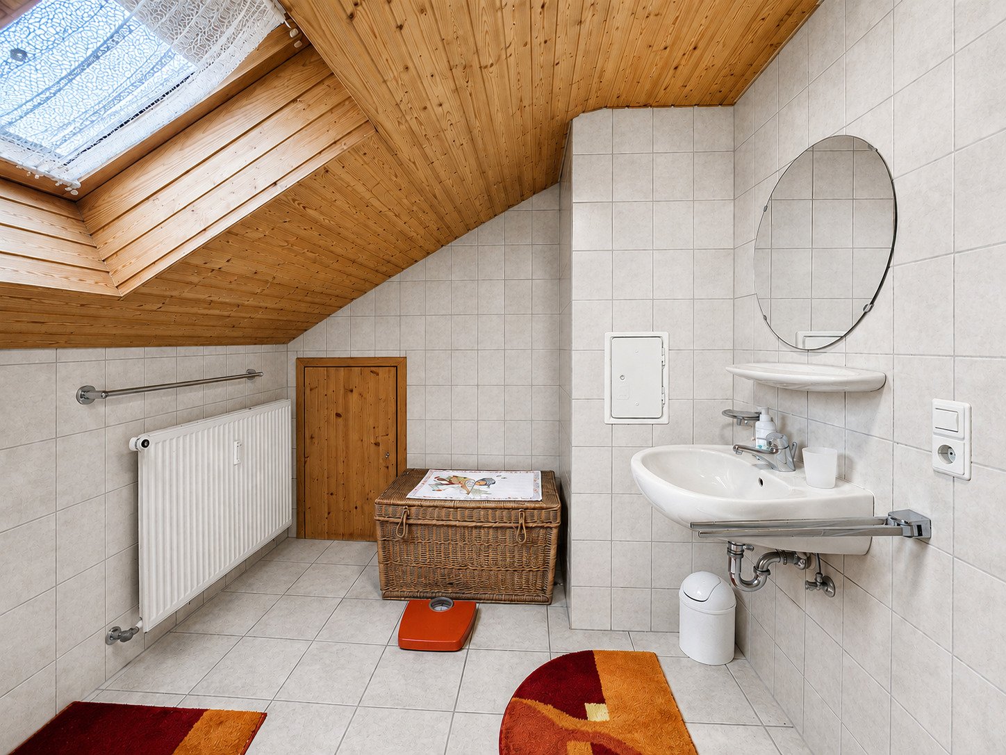 DG: Bad mit Waschbecken DG: Bad mit Waschbecken